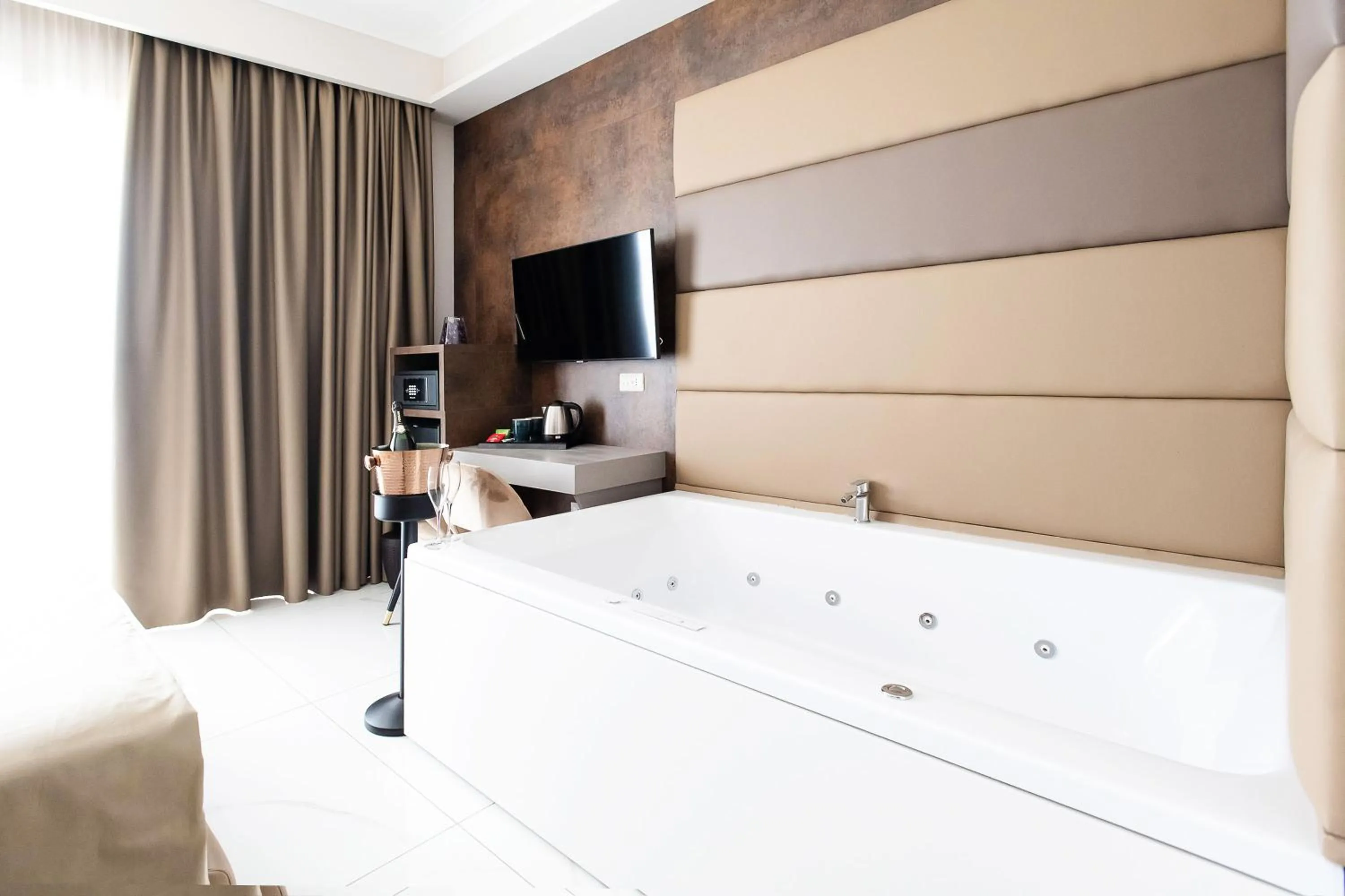 Hot Tub in Imperatrice Suites