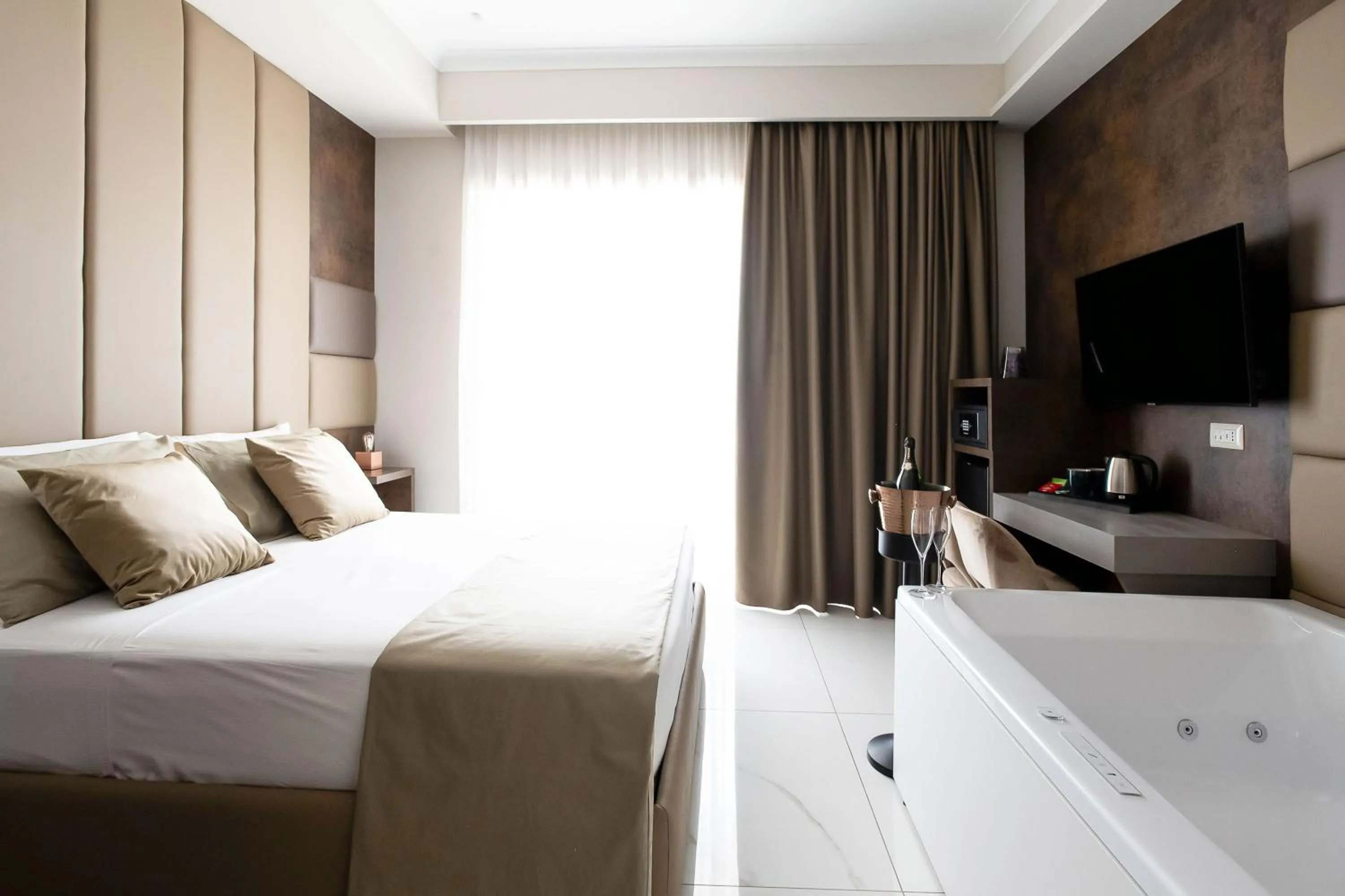 Hot Tub, Bed in Imperatrice Suites