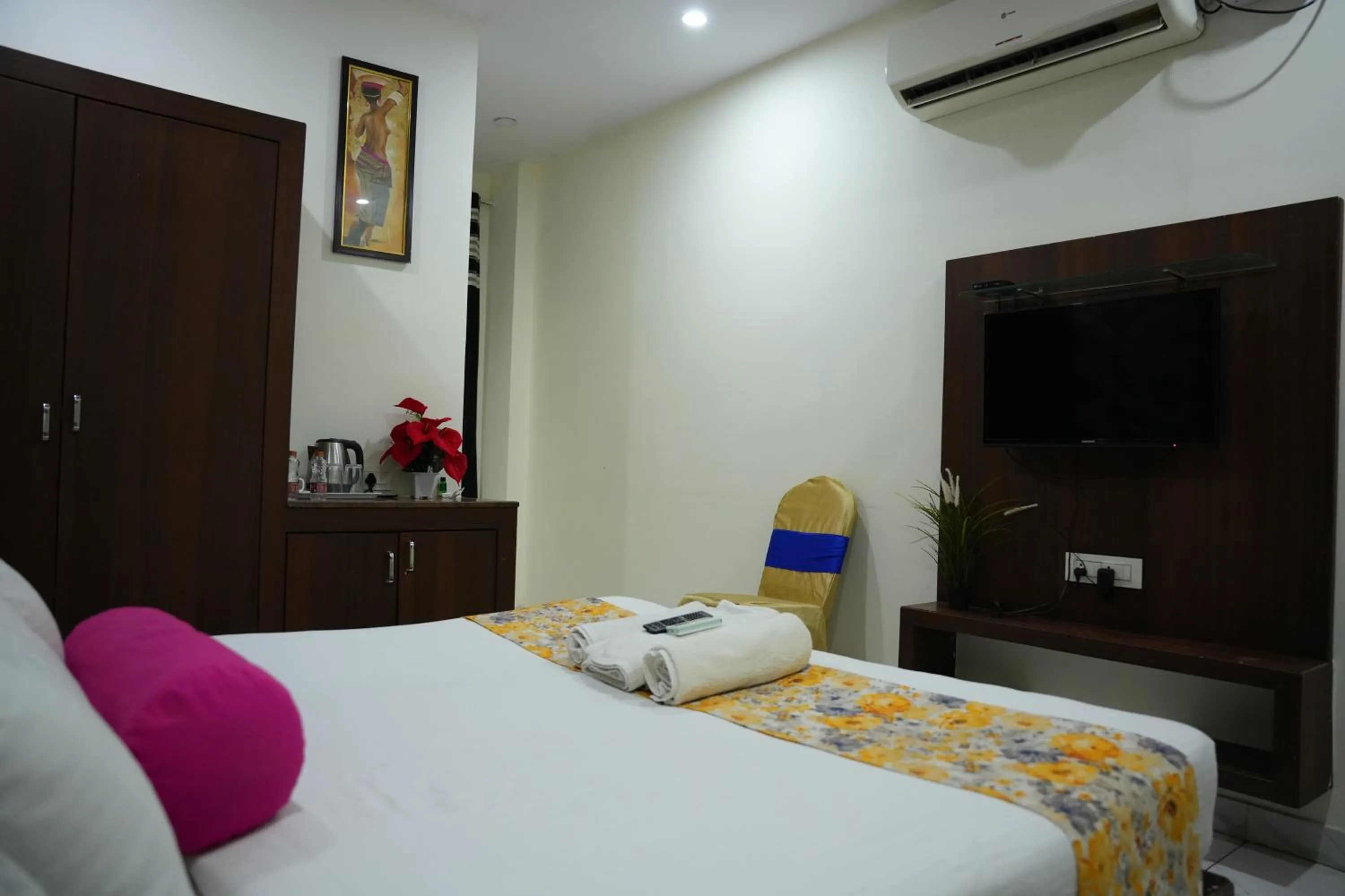 Bedroom, Bed in Hotel Plaza Hyderabad Airport Zone