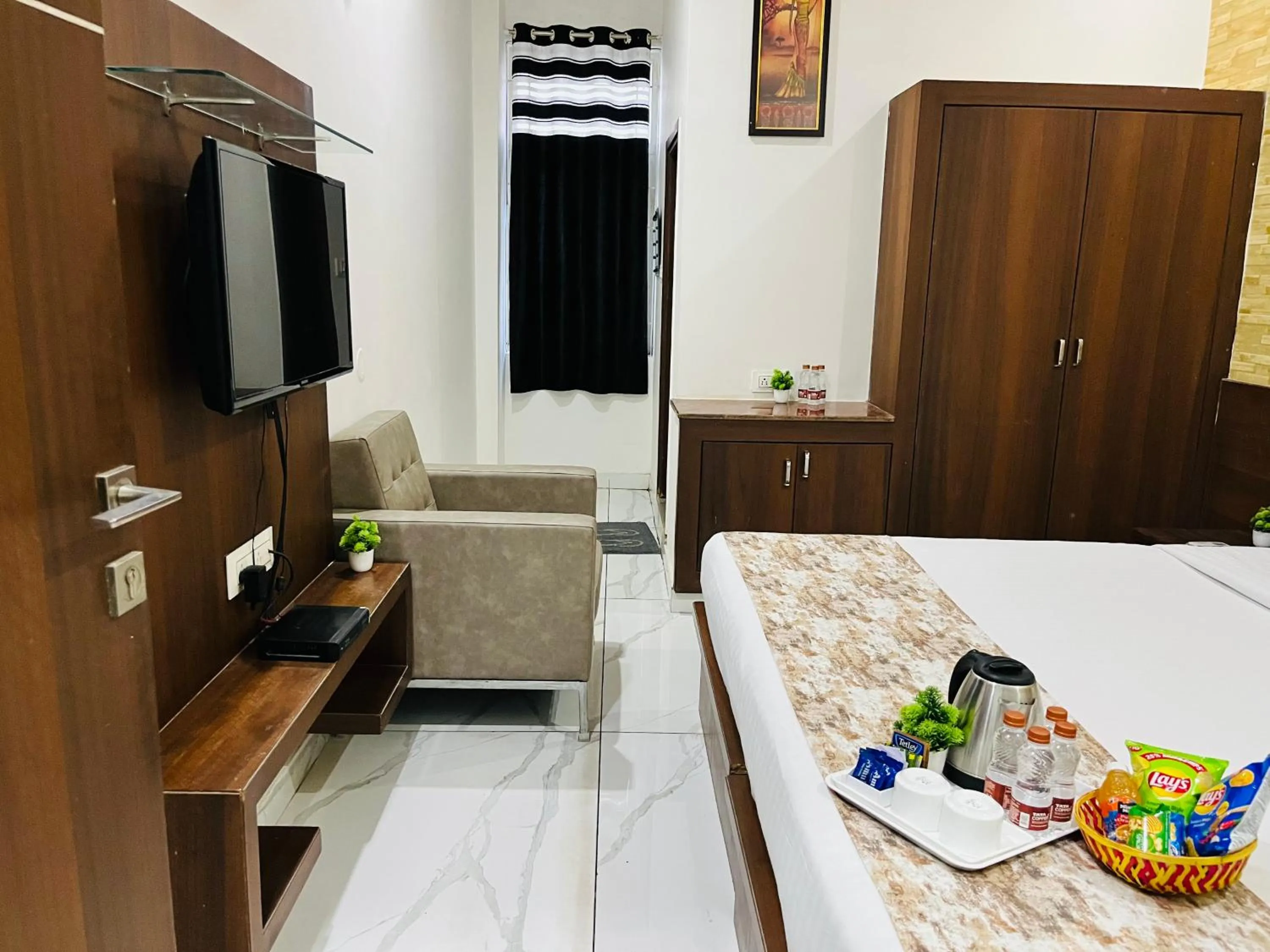 Living room, Bed in Hotel Plaza Hyderabad Airport Zone