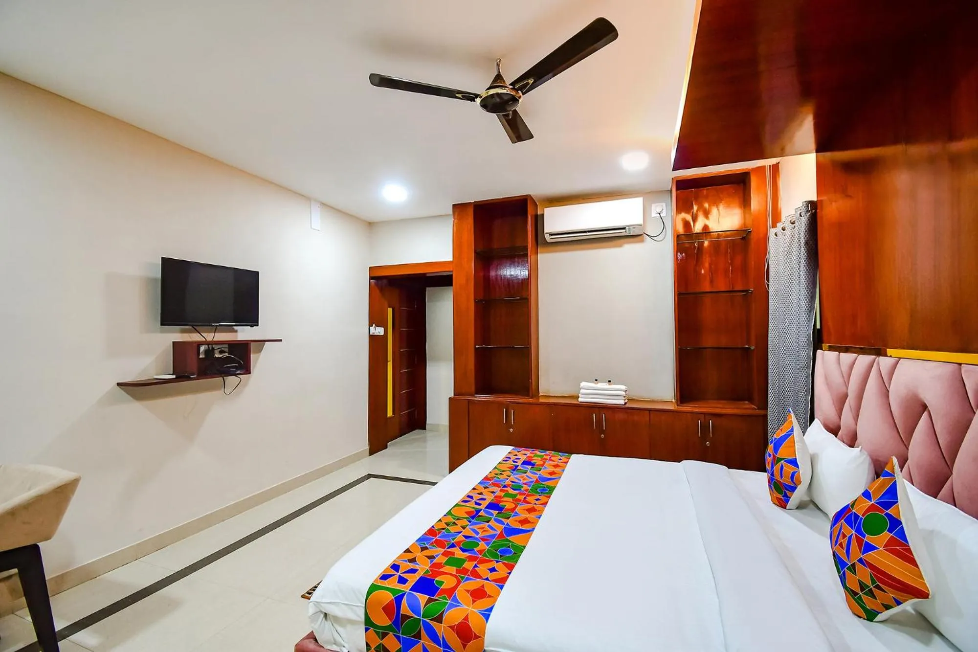 Communal lounge/ TV room, Bed in FabHotel Greenland Grand - Nr Kalinga Stadium