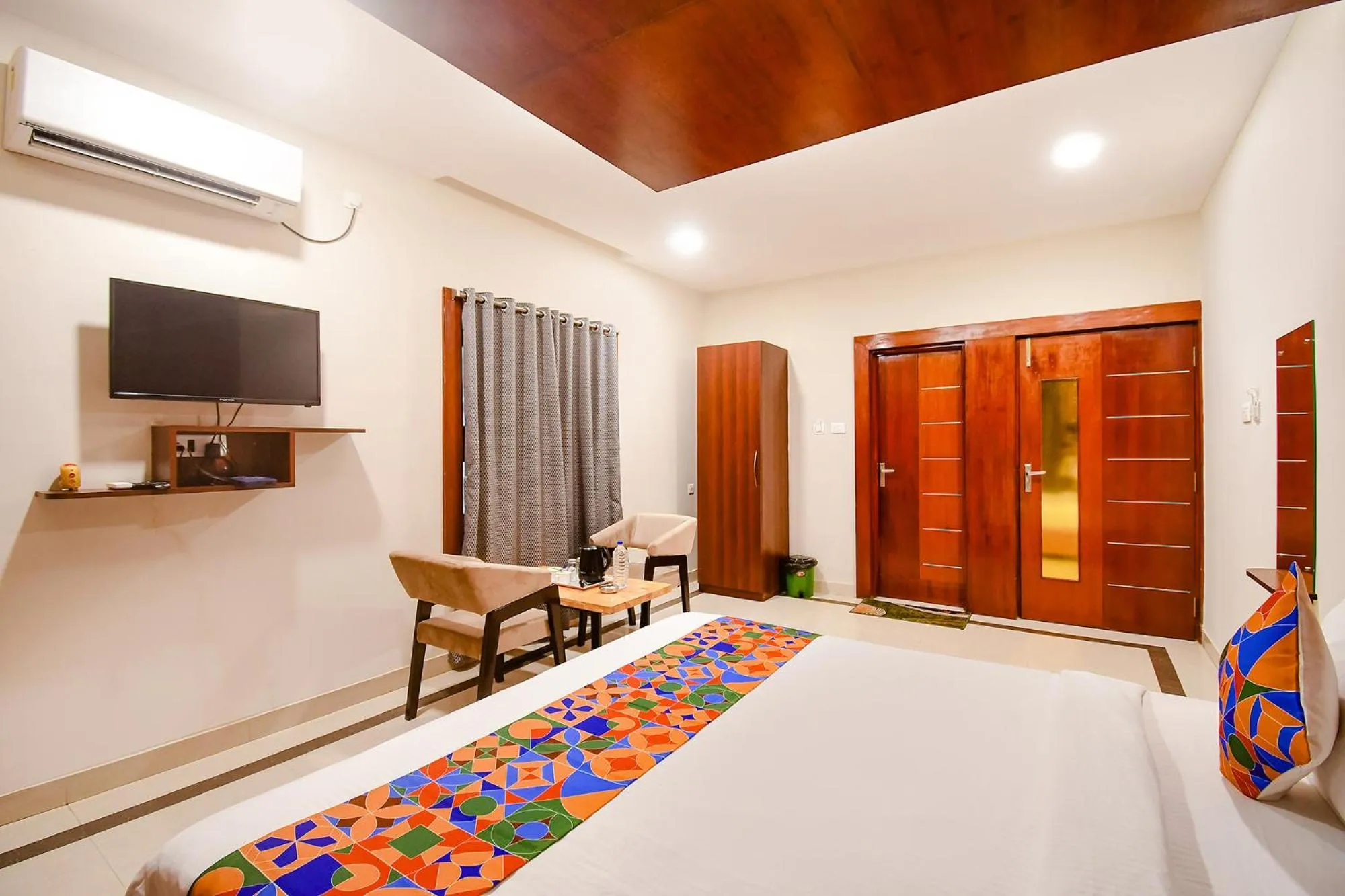 Communal lounge/ TV room, Bed in FabHotel Greenland Grand - Nr Kalinga Stadium