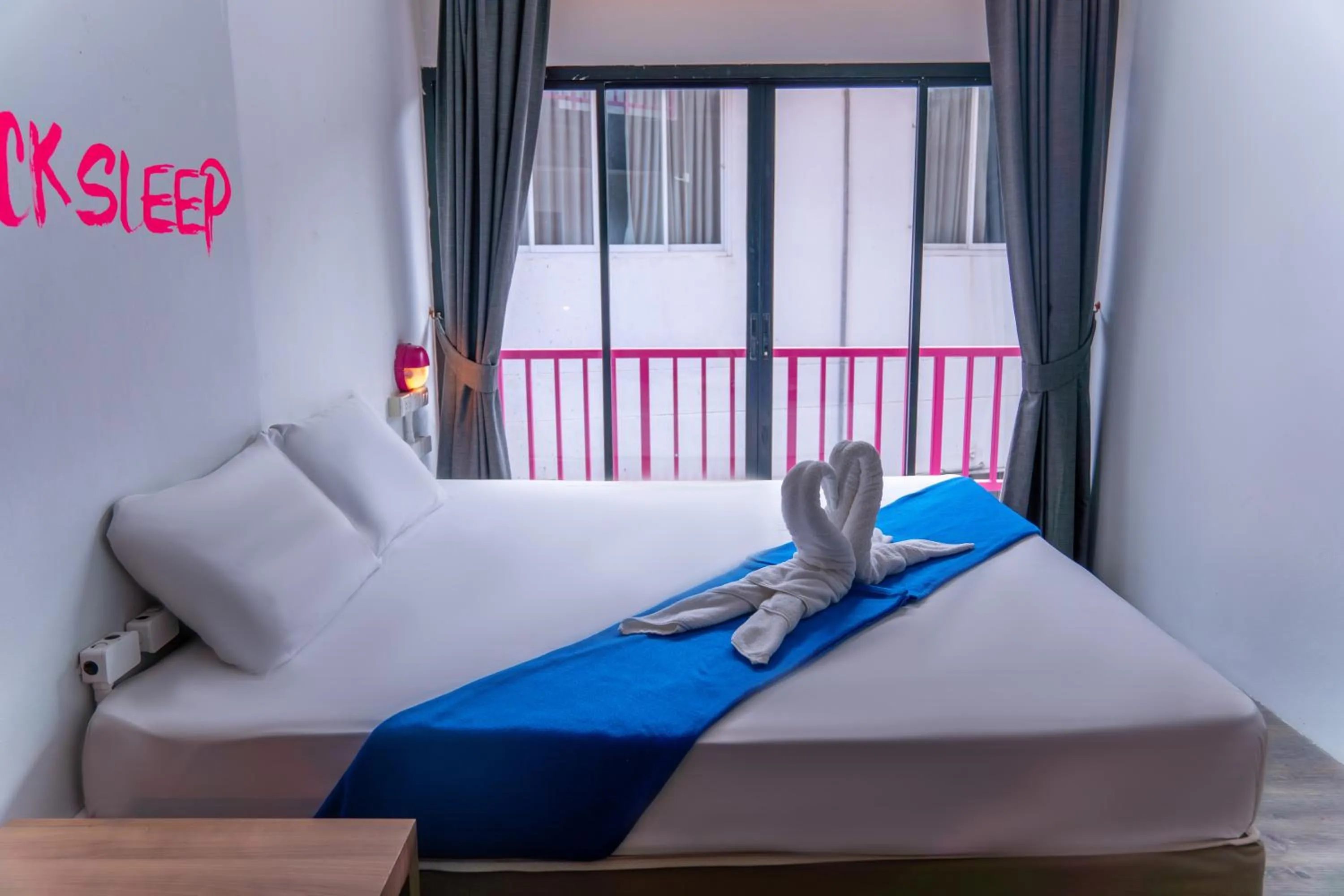 Photo of the whole room, Bed in Slumber Surf Phuket Kata