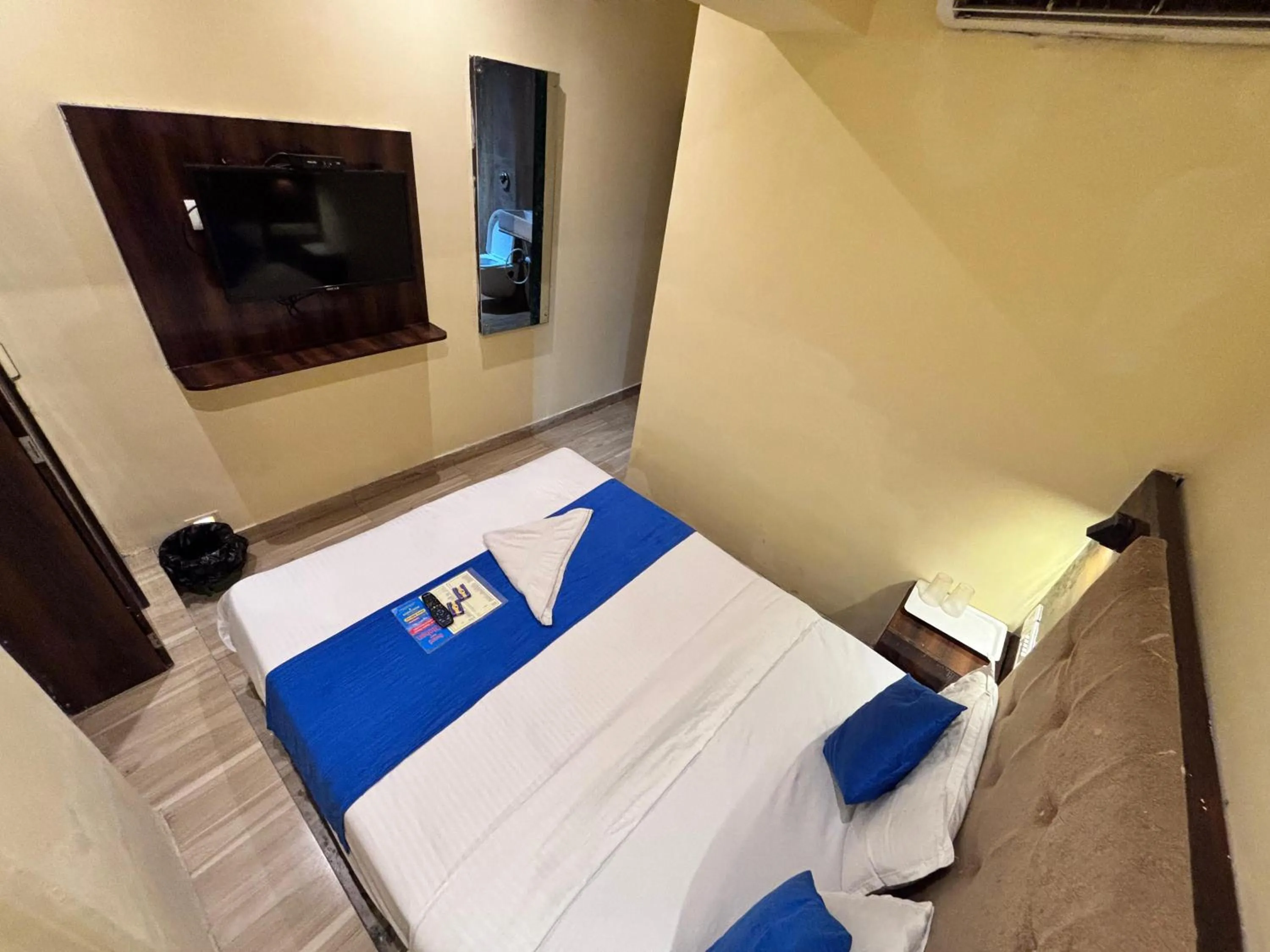 Bedroom in HOTEL SIGNATURE INN