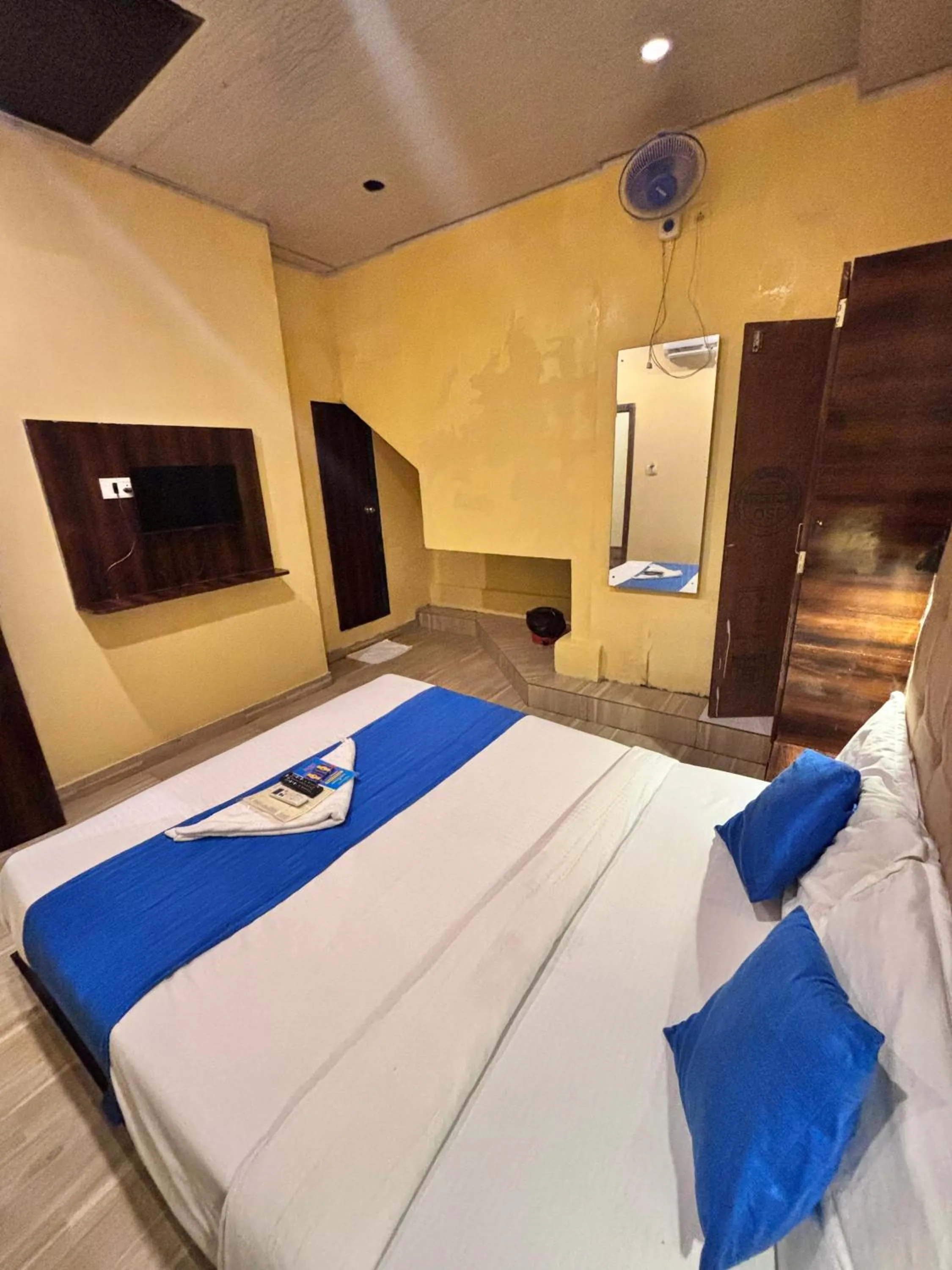 Bedroom in HOTEL SIGNATURE INN