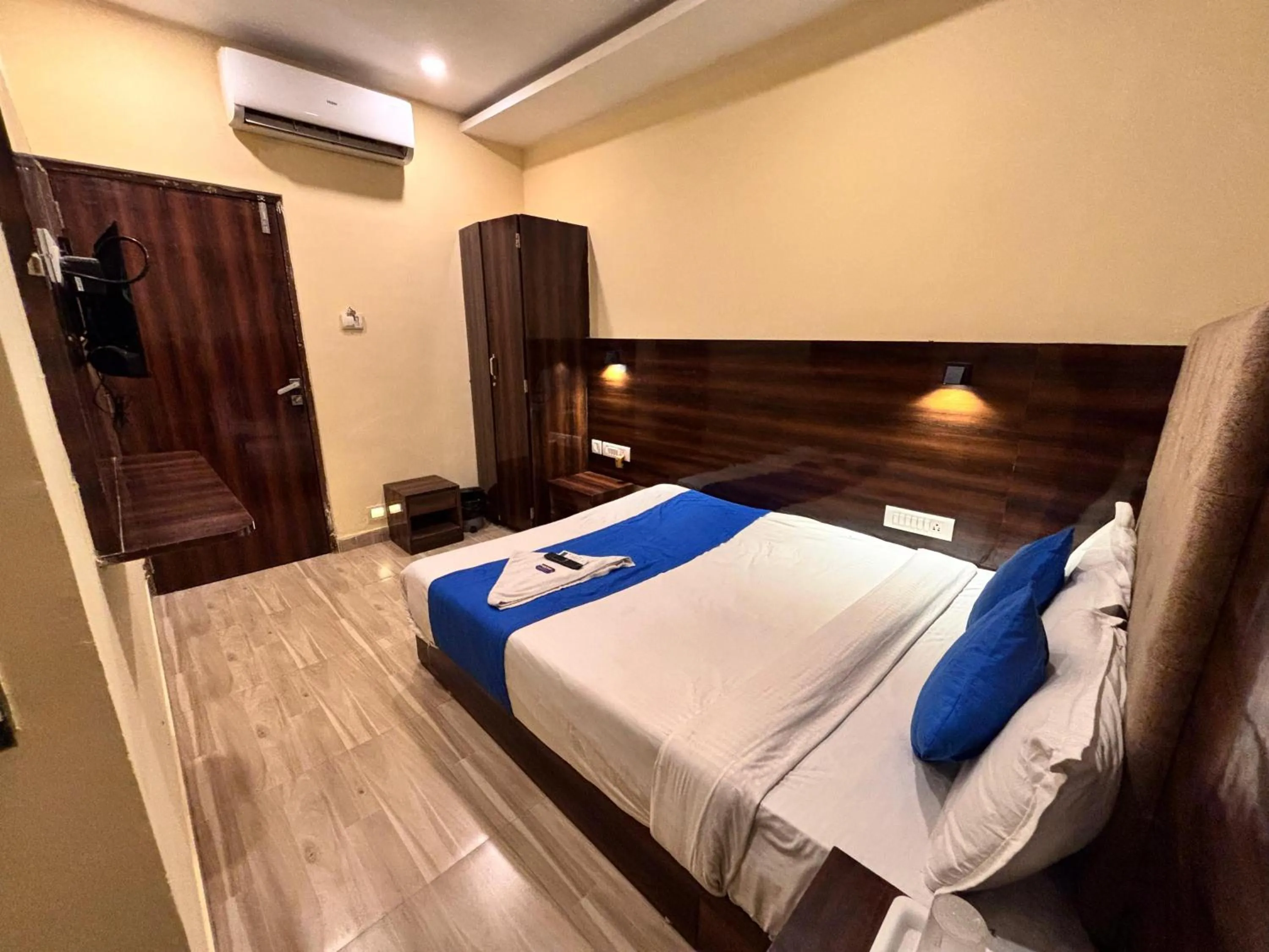 Bedroom in HOTEL SIGNATURE INN