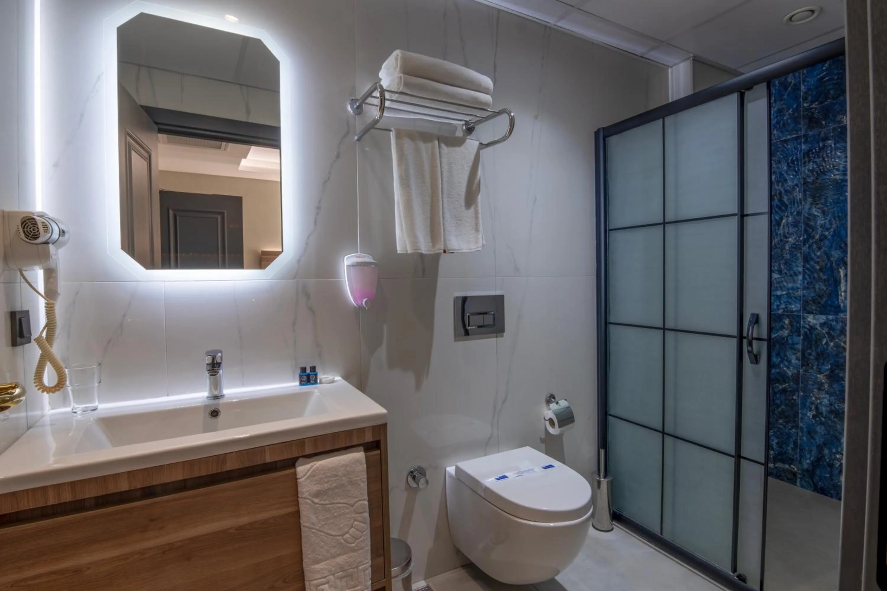 Shower in The Omiya Hotel