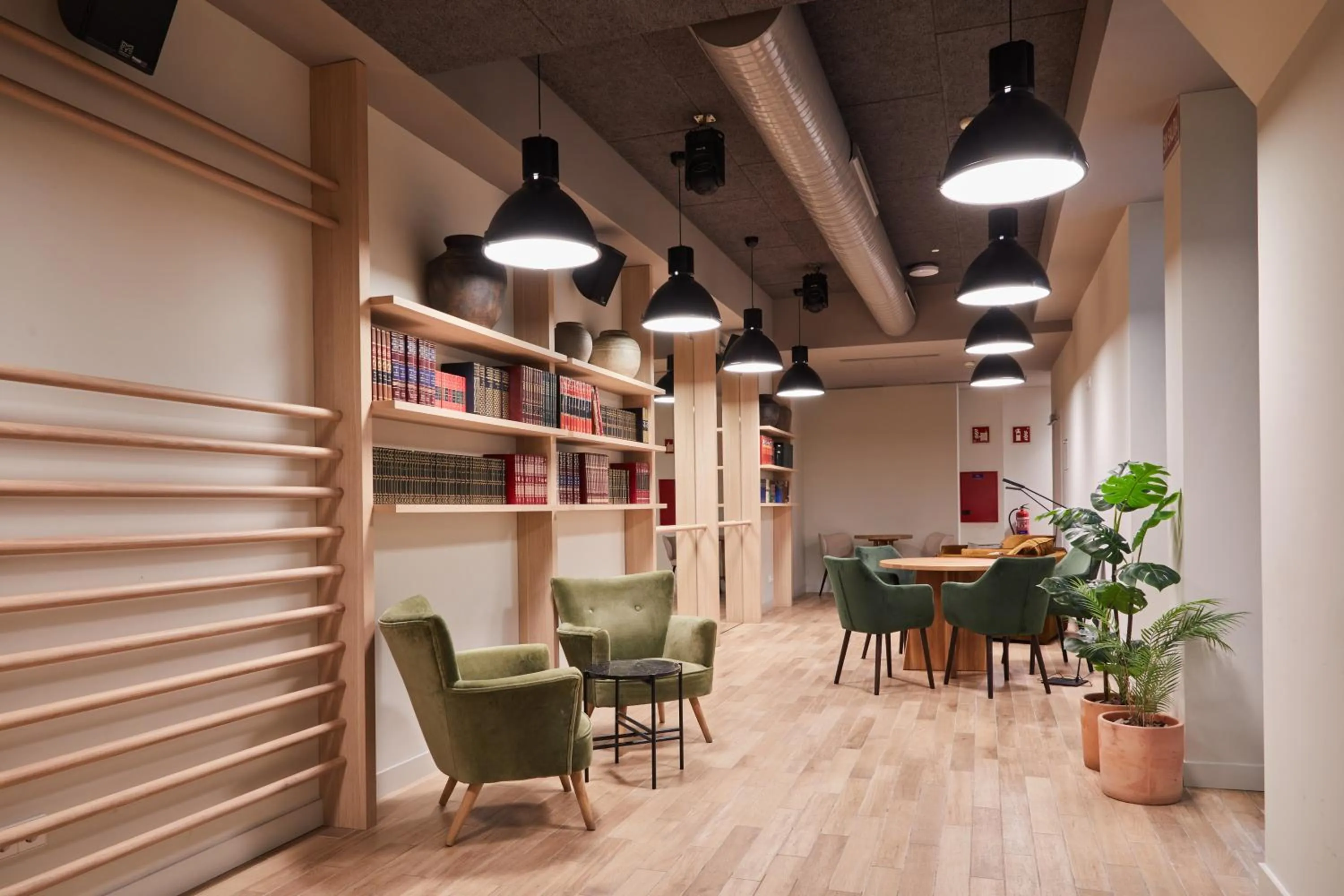 Nightclub / DJ in LATROUPE Prado