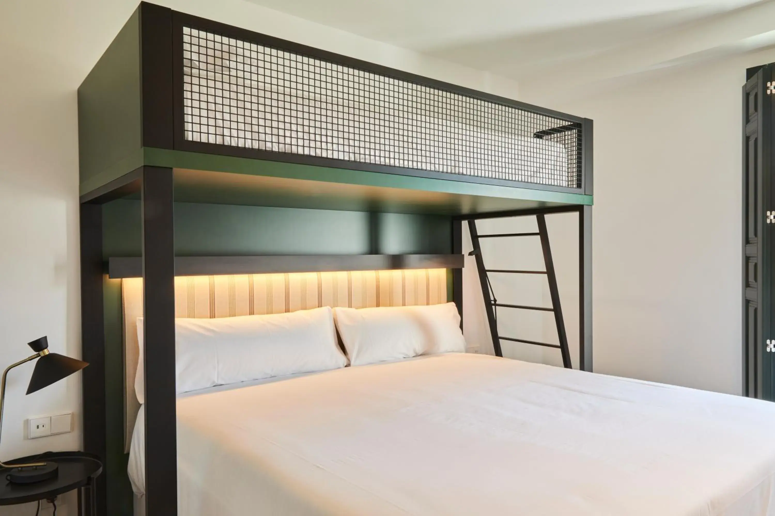 Deluxe Triple Room in LATROUPE Prado Hostel Deluxe Triple Room in LATROUPE Prado Hostel