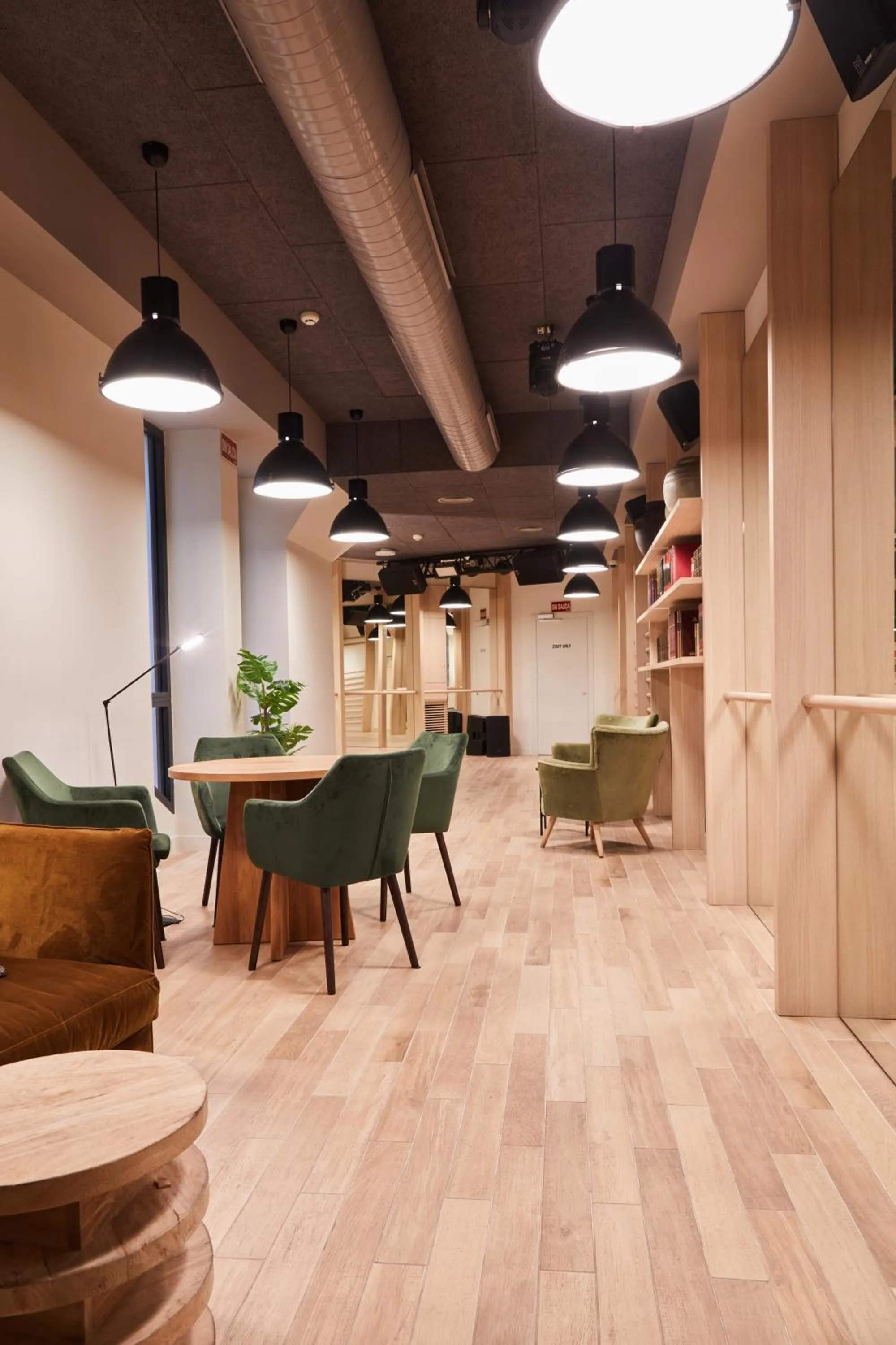 Nightclub / DJ in LATROUPE Prado