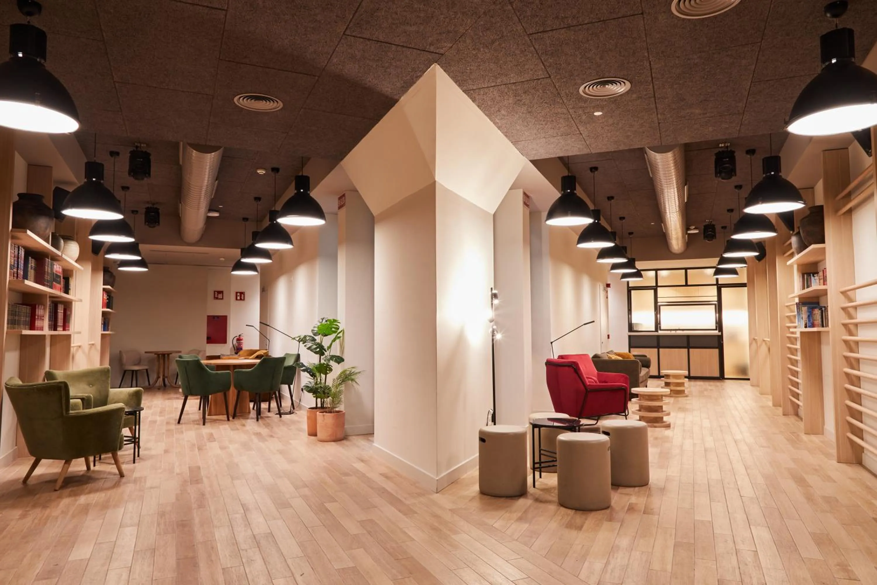 Nightclub / DJ in LATROUPE Prado