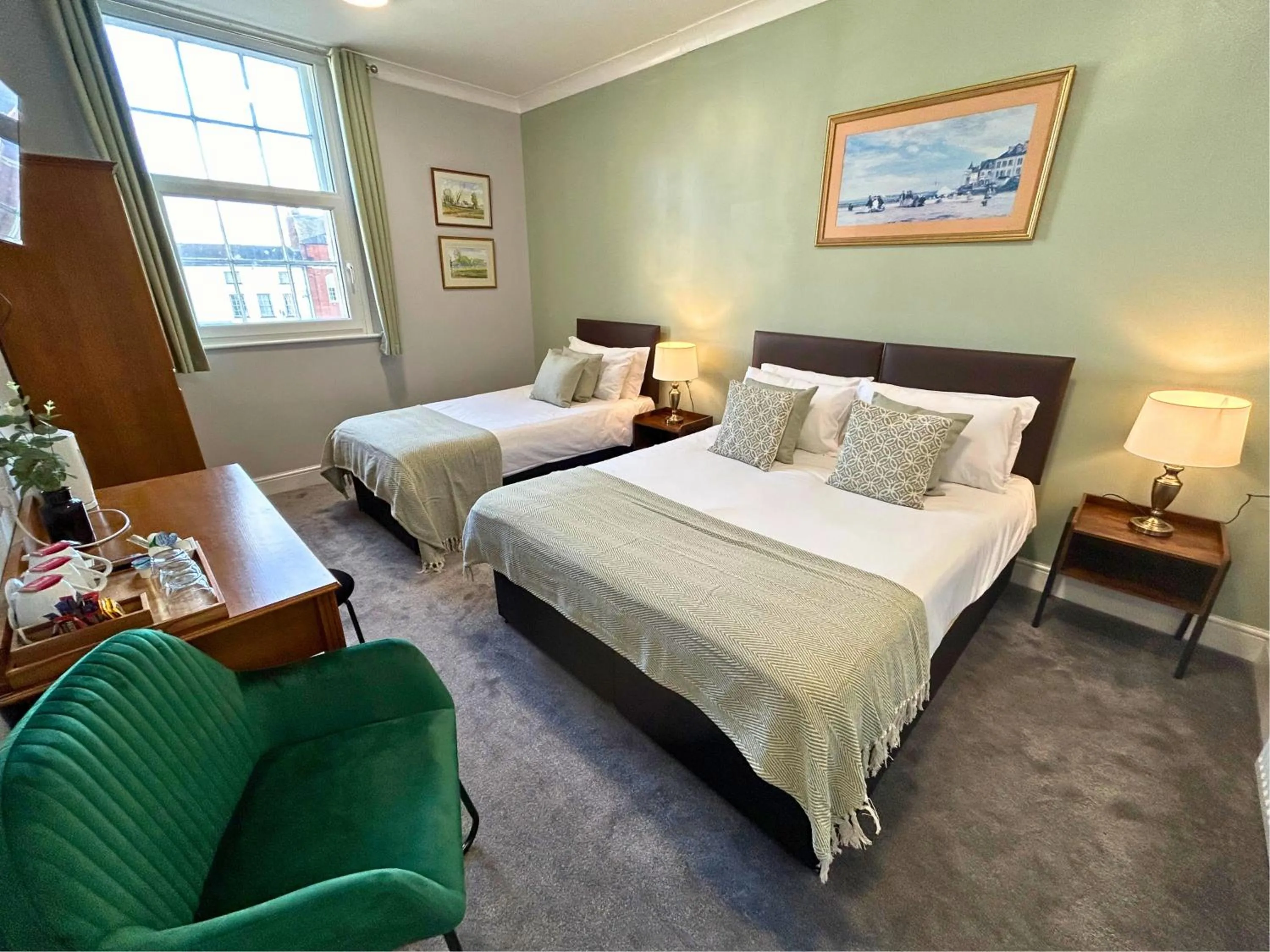 Photo of the whole room, Bed in The Windmill Hotel