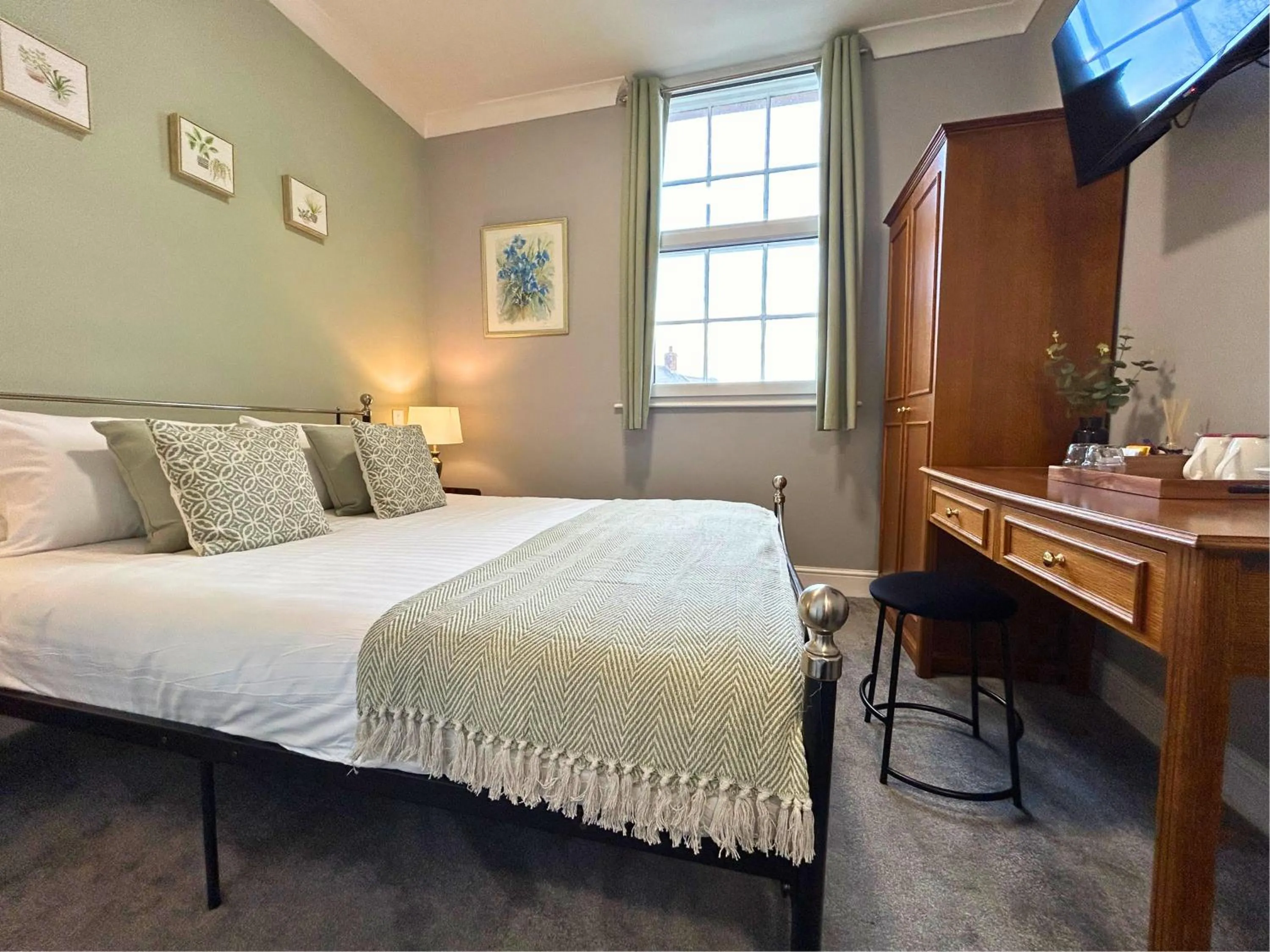 Bedroom, Bed in The Windmill Hotel