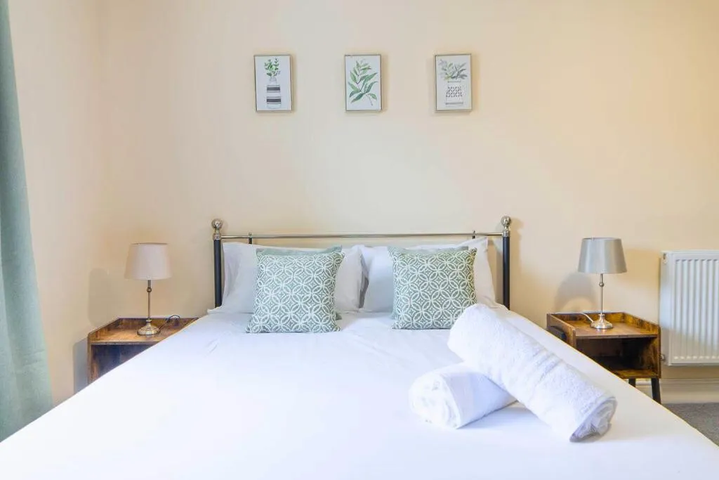 Bedroom, Bed in The Windmill Hotel