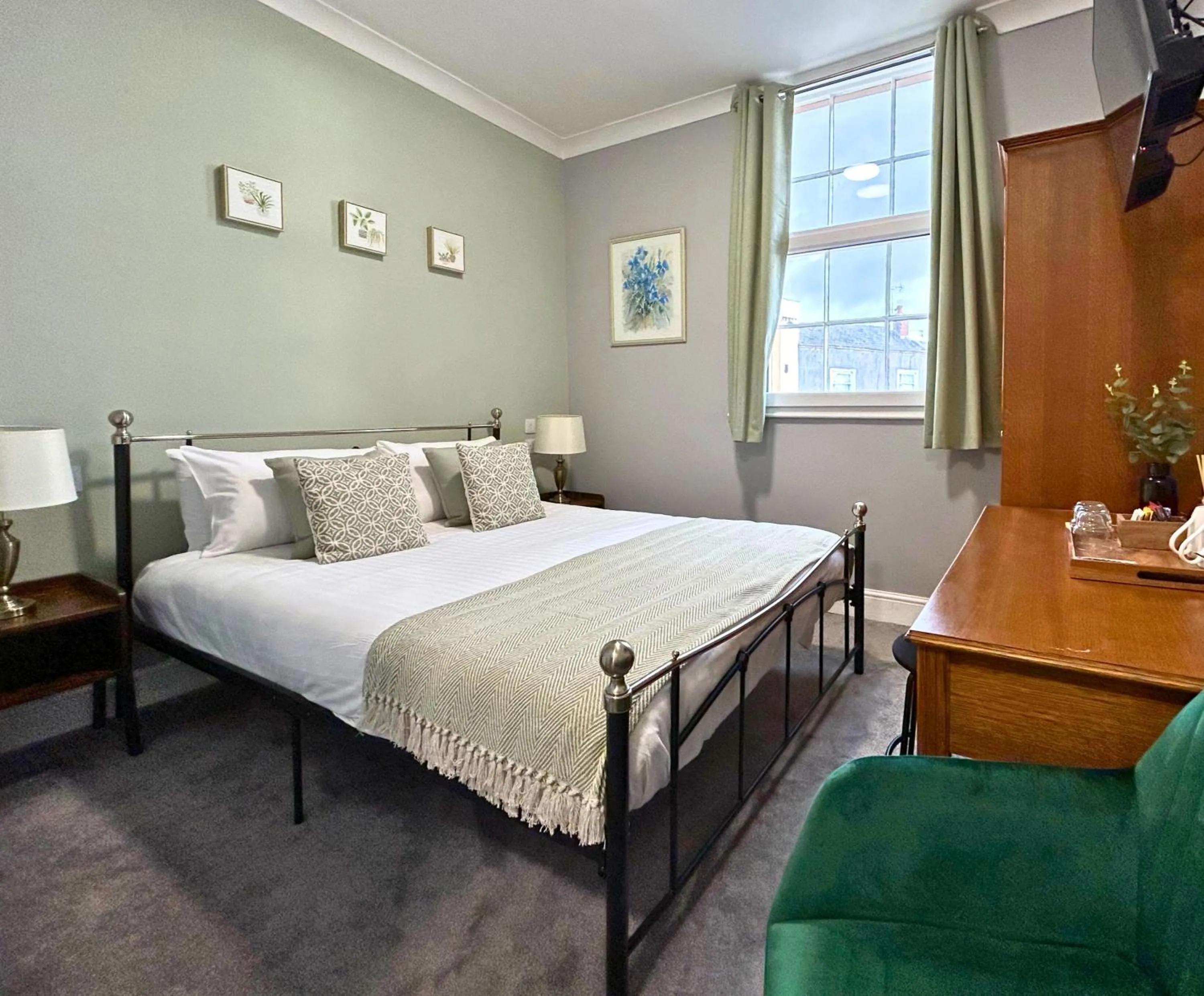 Bedroom, Bed in The Windmill Hotel