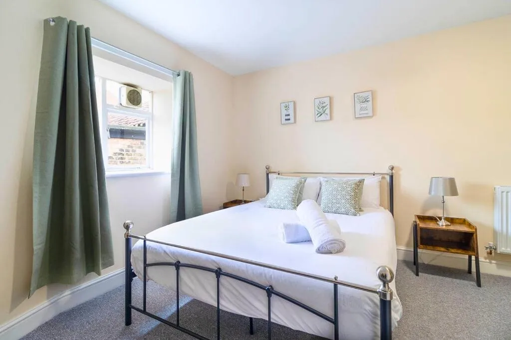 Bedroom, Bed in The Windmill Hotel