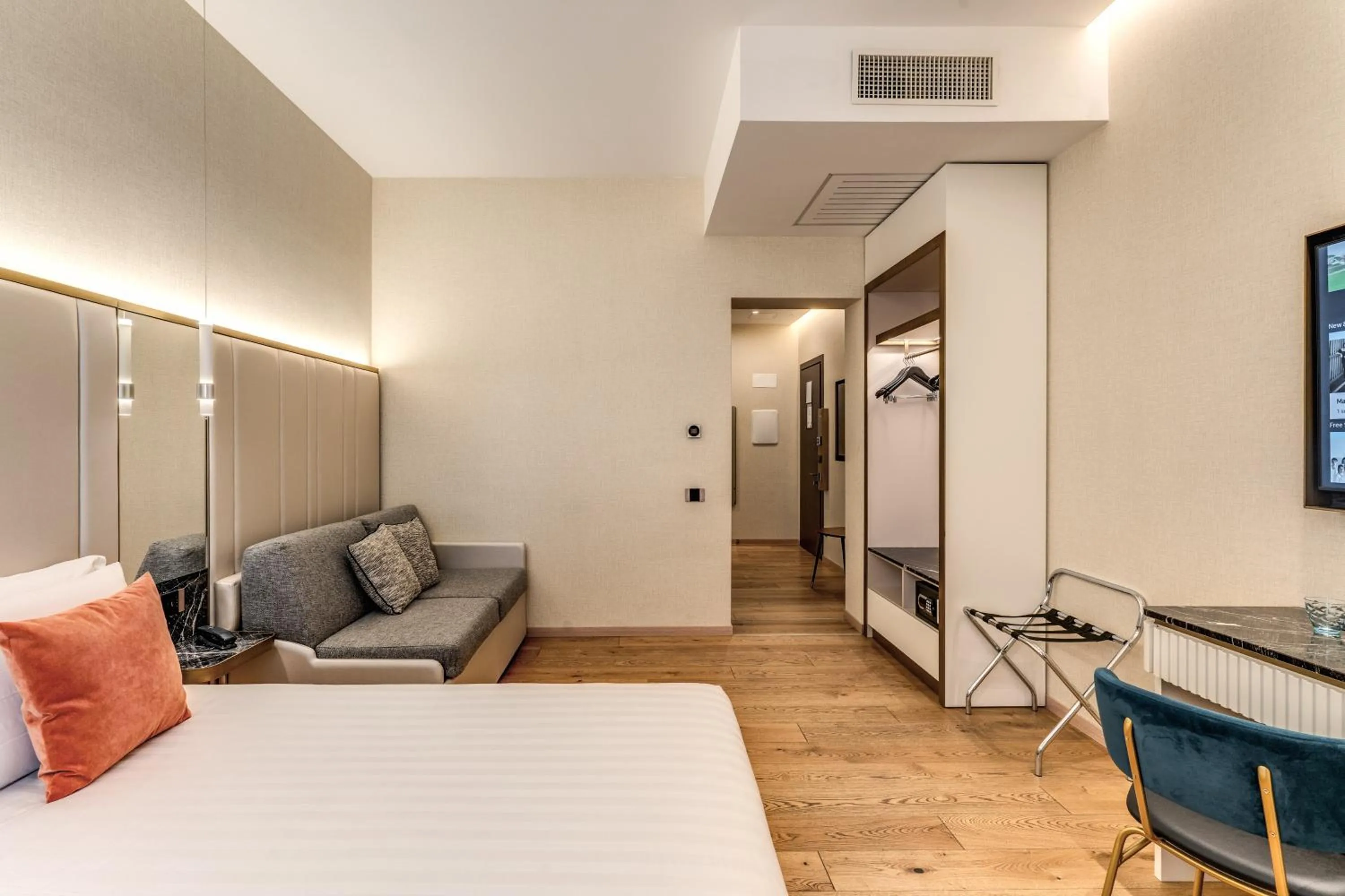 Bedroom, Bed in CC Palace Hotel