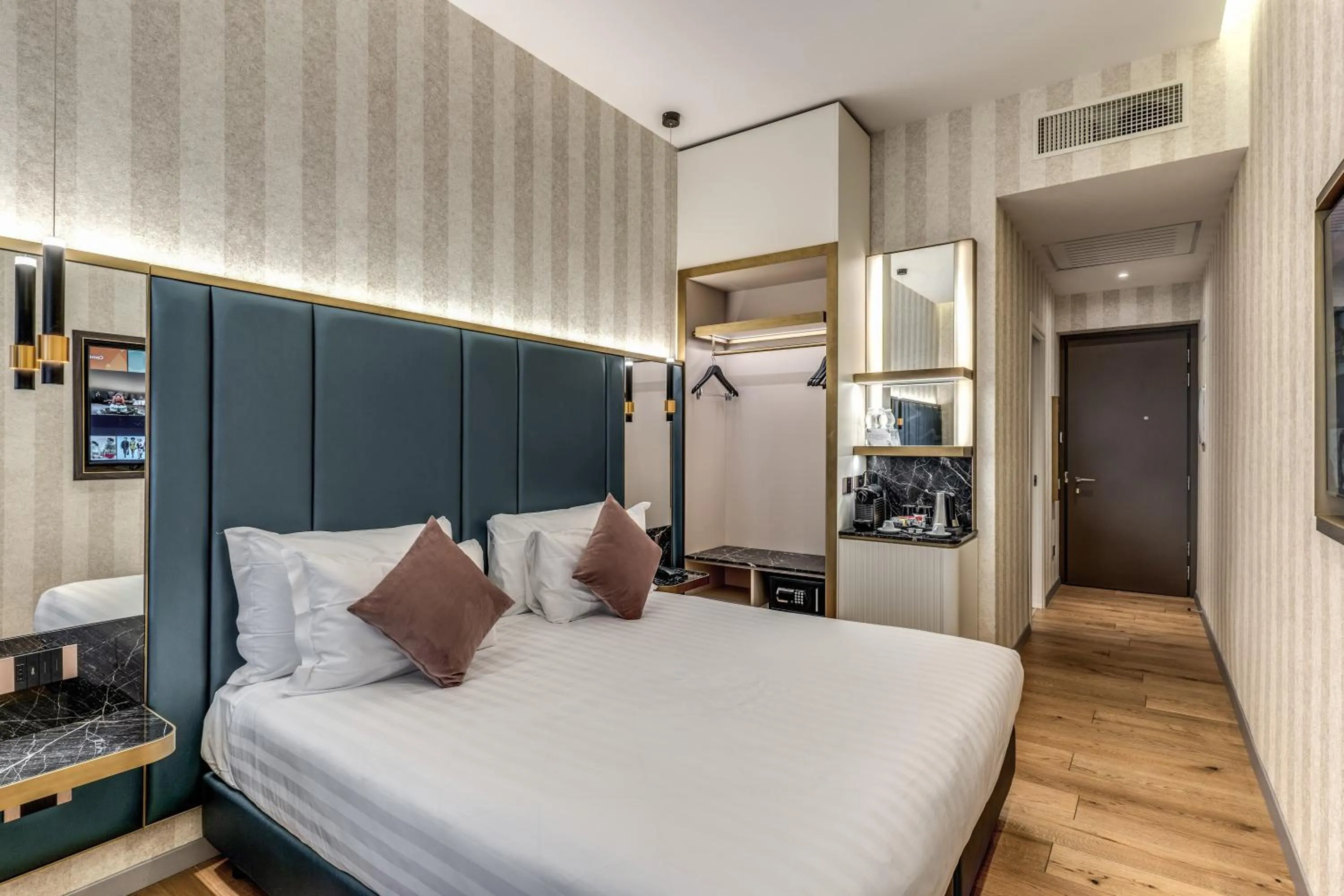 Bed in CC Palace Hotel