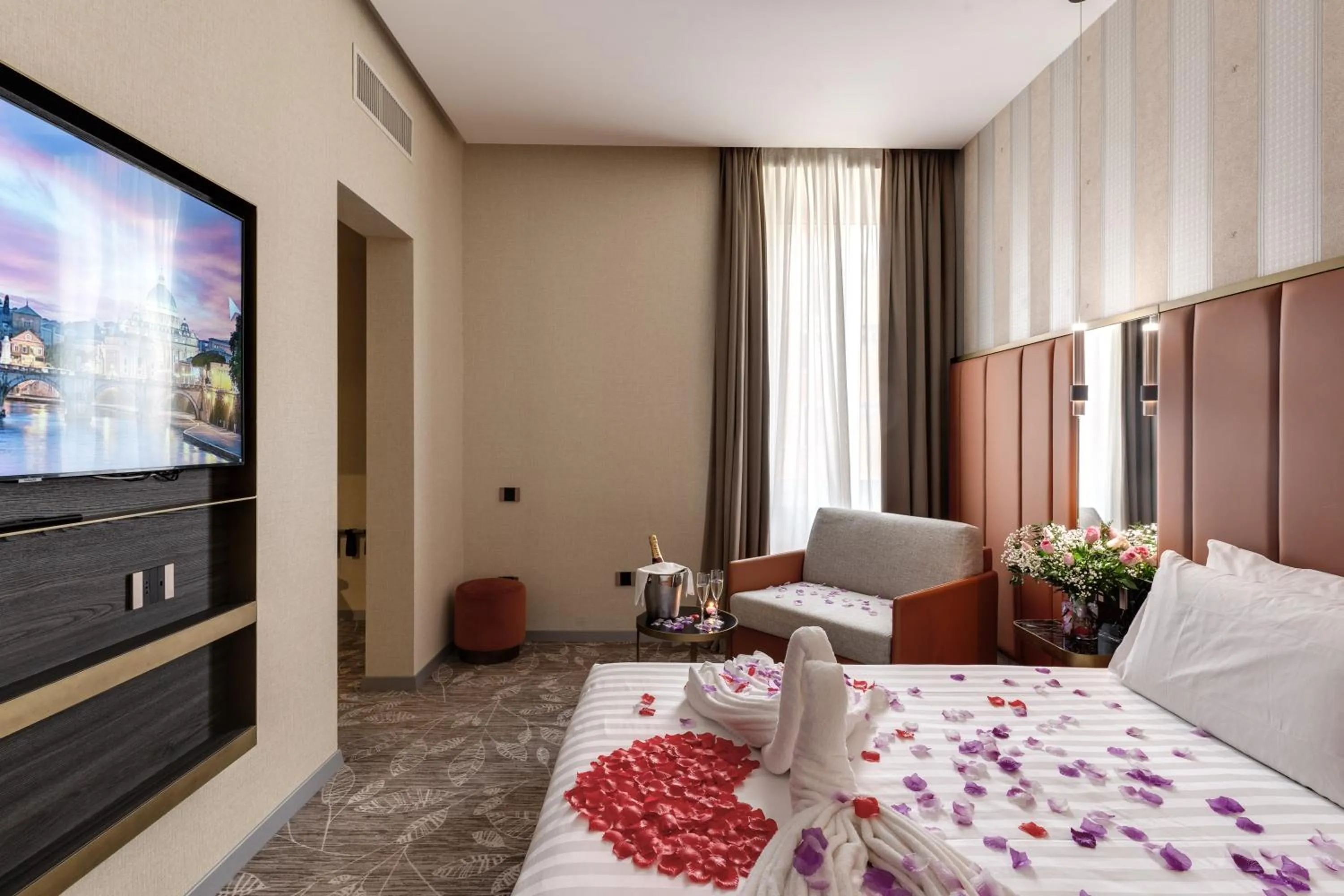 Bedroom, Bed in CC Palace Hotel