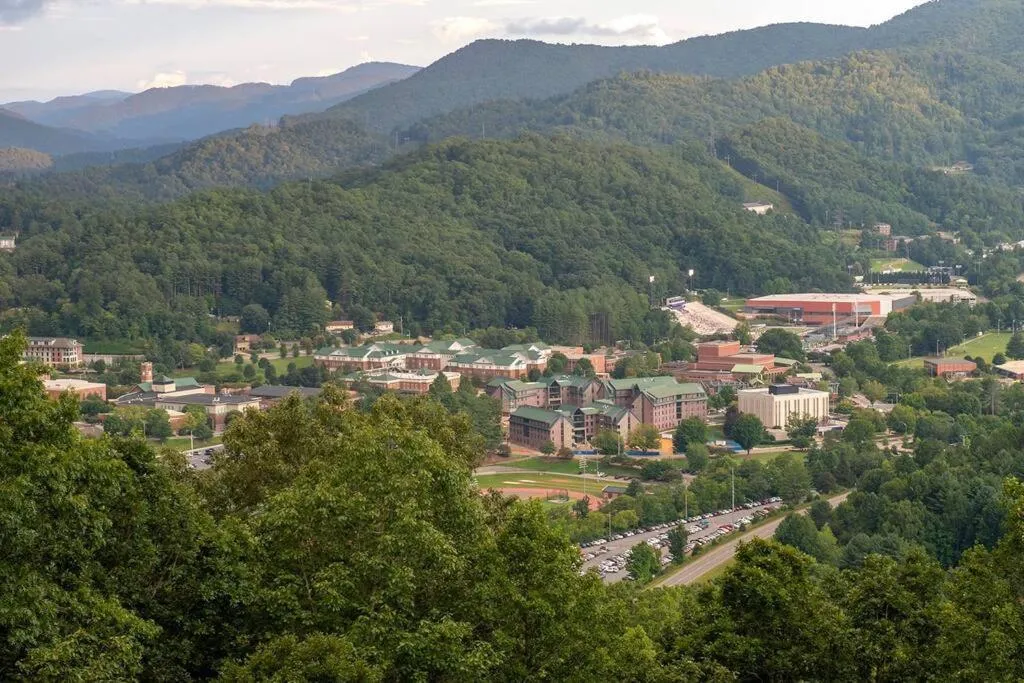 2 Bedroom Apartment overlooks WCU and Cullowhee NC - Smoke and Pet free