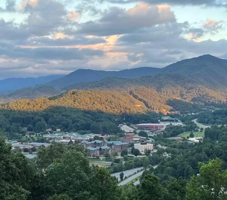 2 Bedroom Apartment overlooks WCU and Cullowhee NC - Smoke and Pet free