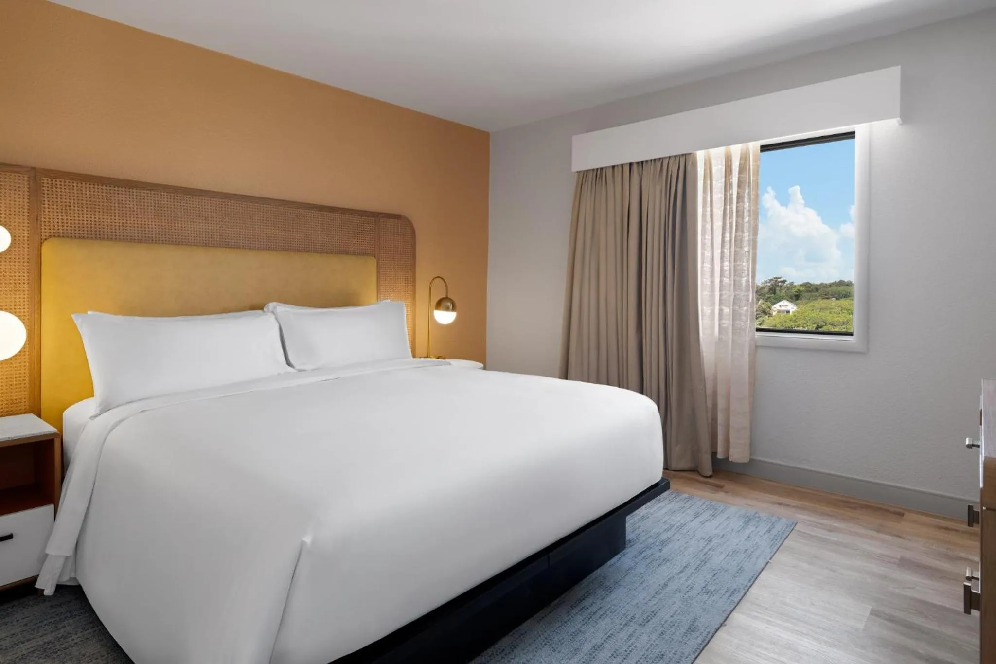 Photo of the whole room, Bed in voco The Shelby - Myrtle Beach by IHG