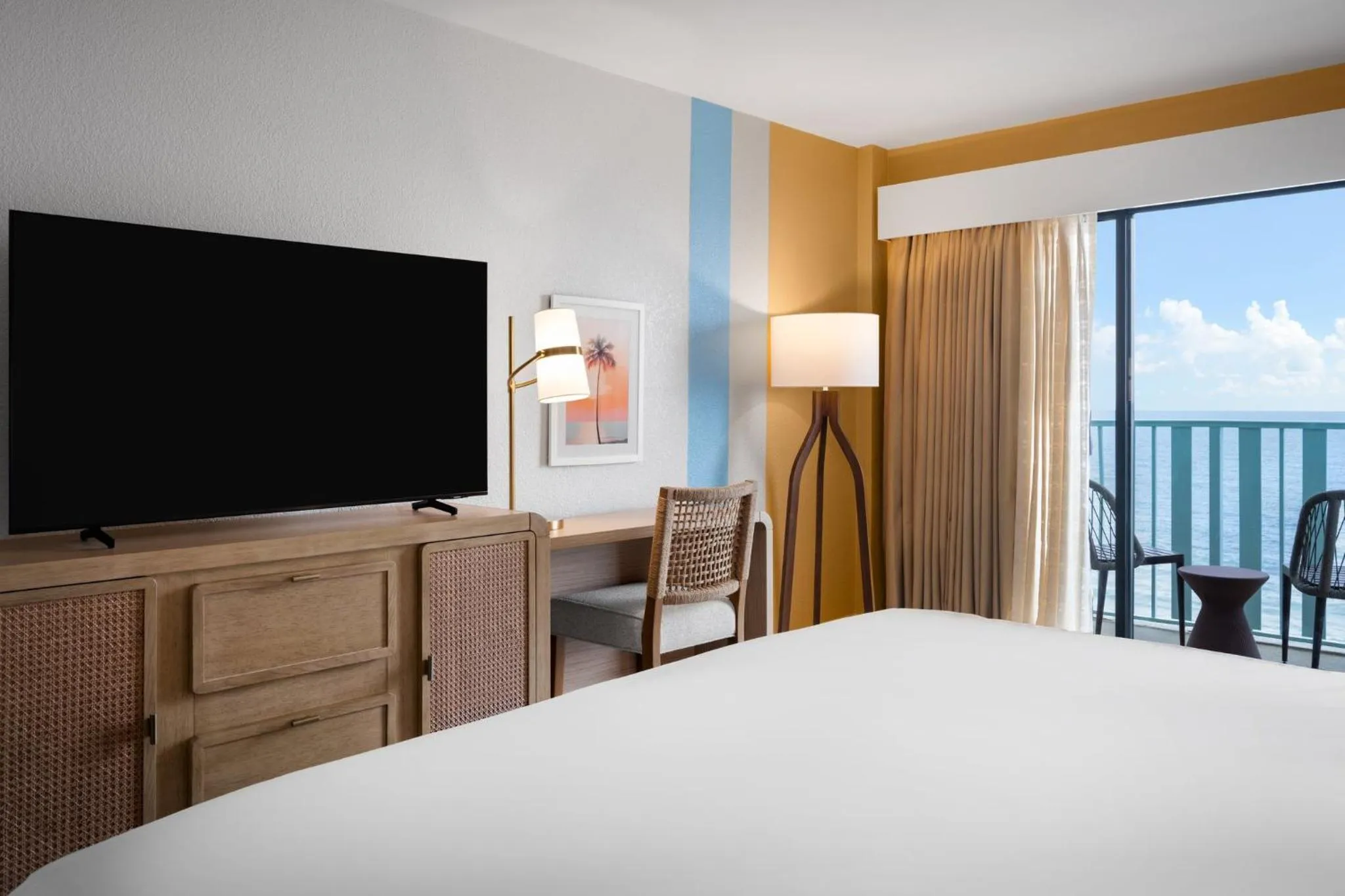 Photo of the whole room, Bed in voco The Shelby - Myrtle Beach by IHG