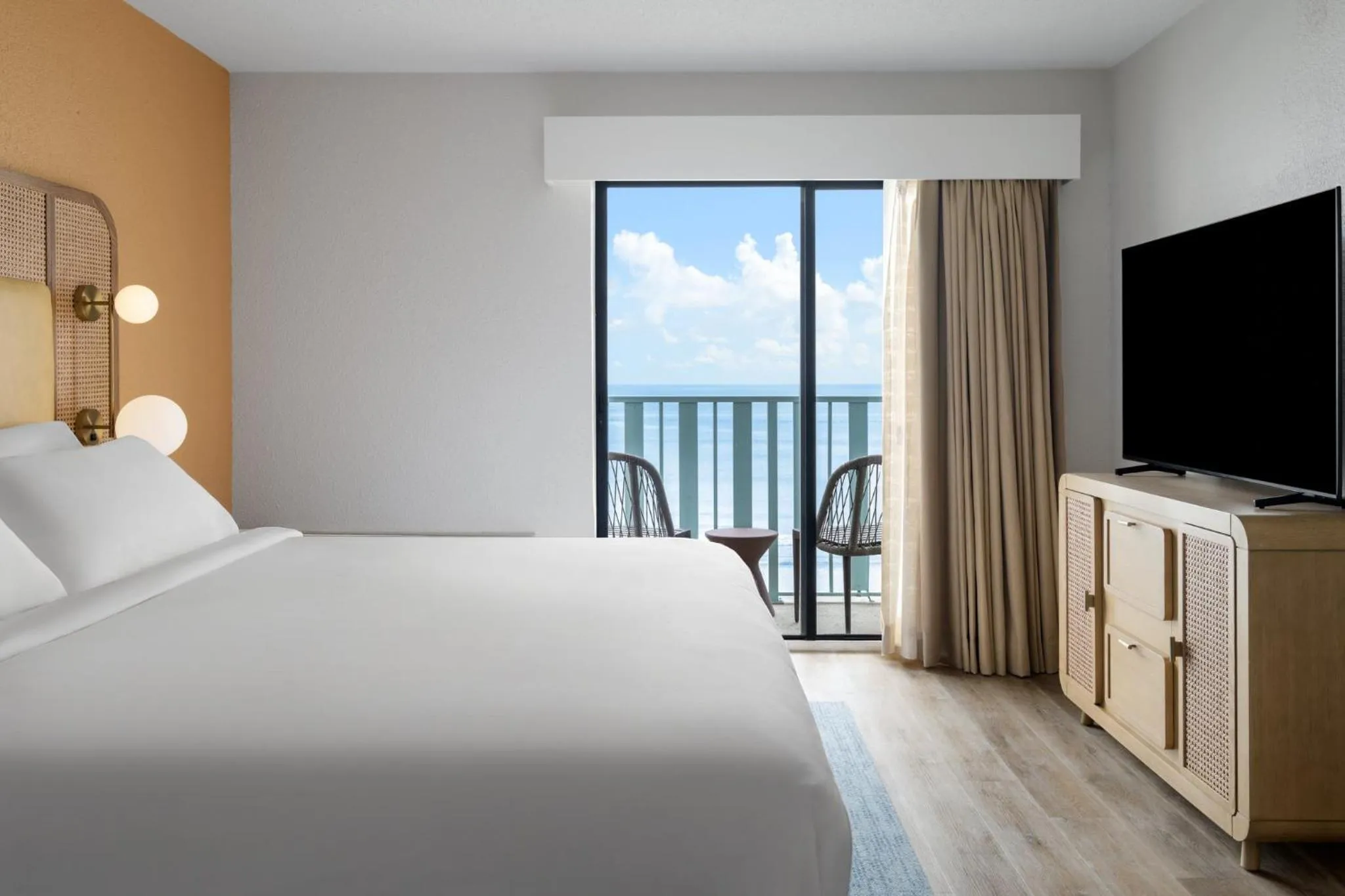 Photo of the whole room, Bed in voco The Shelby - Myrtle Beach by IHG