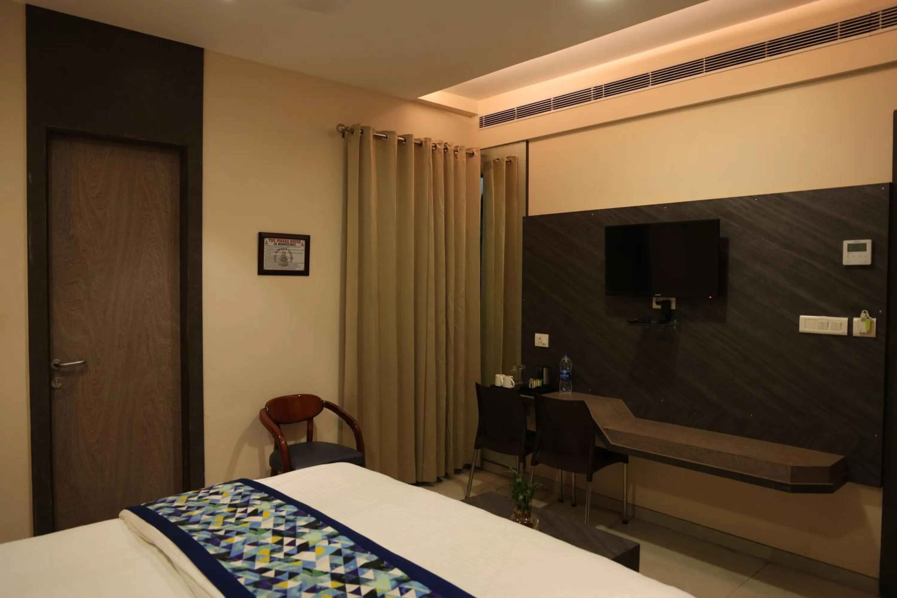 TV and multimedia, Bed in Hotel Pinaka Inn