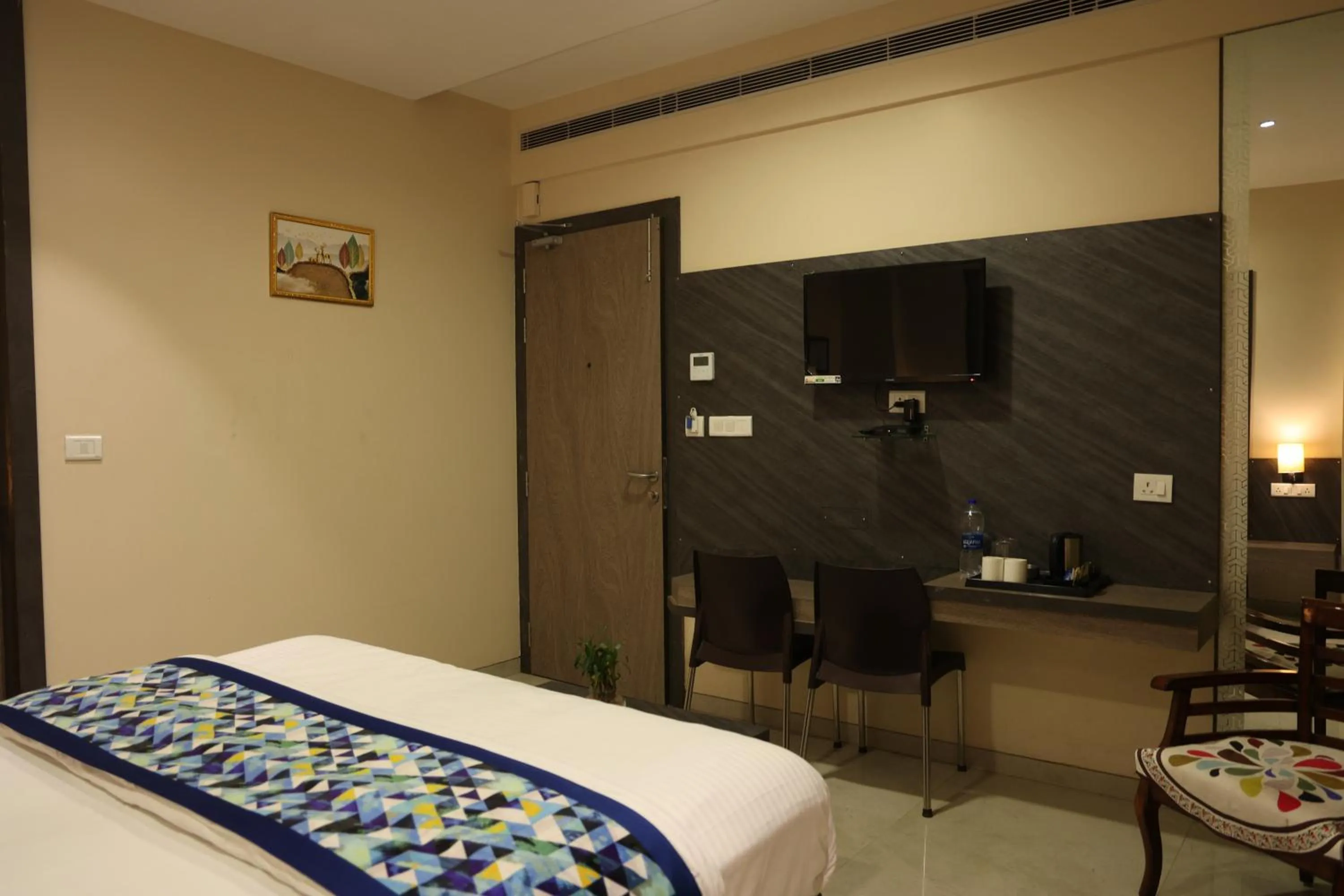 TV and multimedia, Bed in Hotel Pinaka Inn