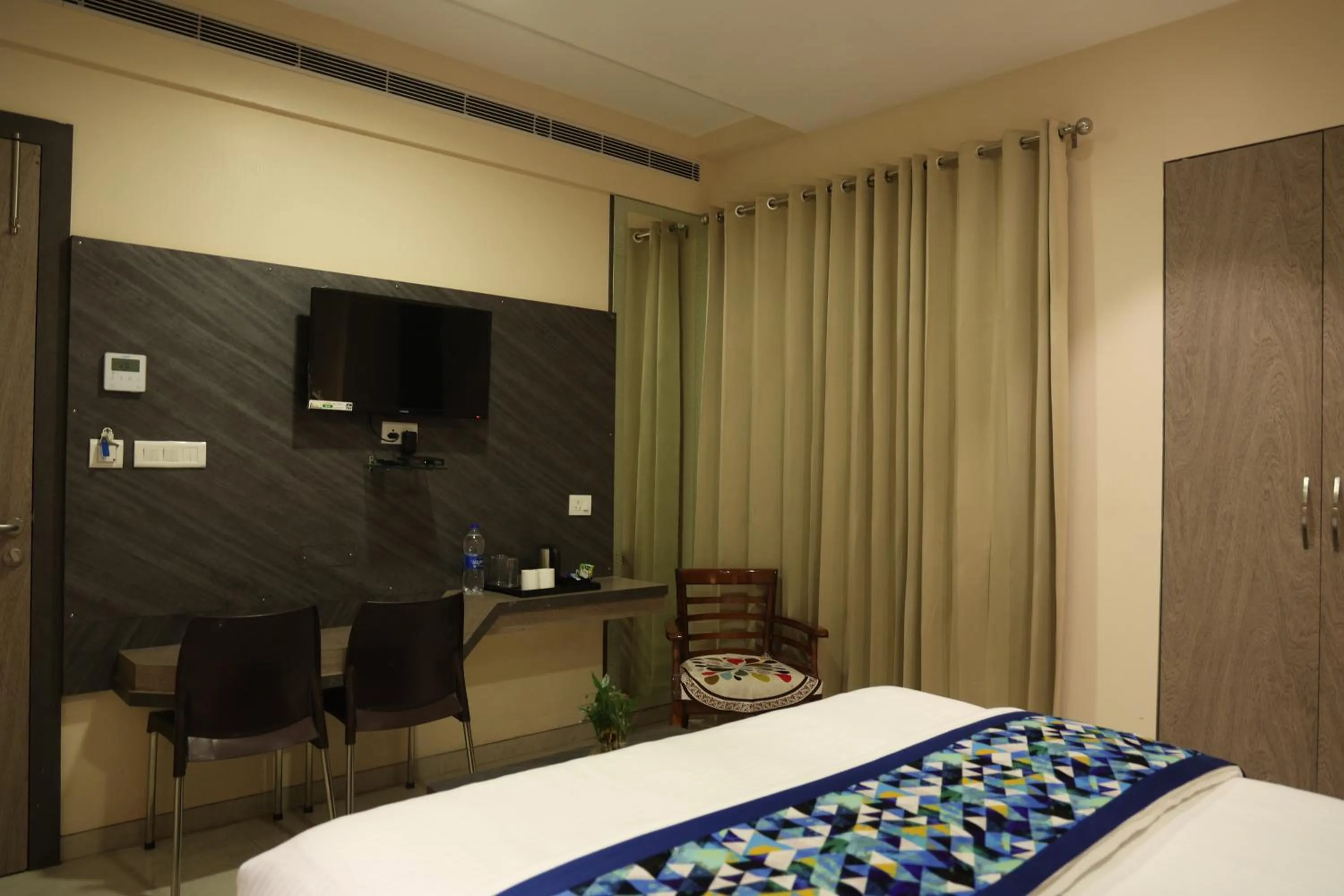 TV and multimedia, Bed in Hotel Pinaka Inn