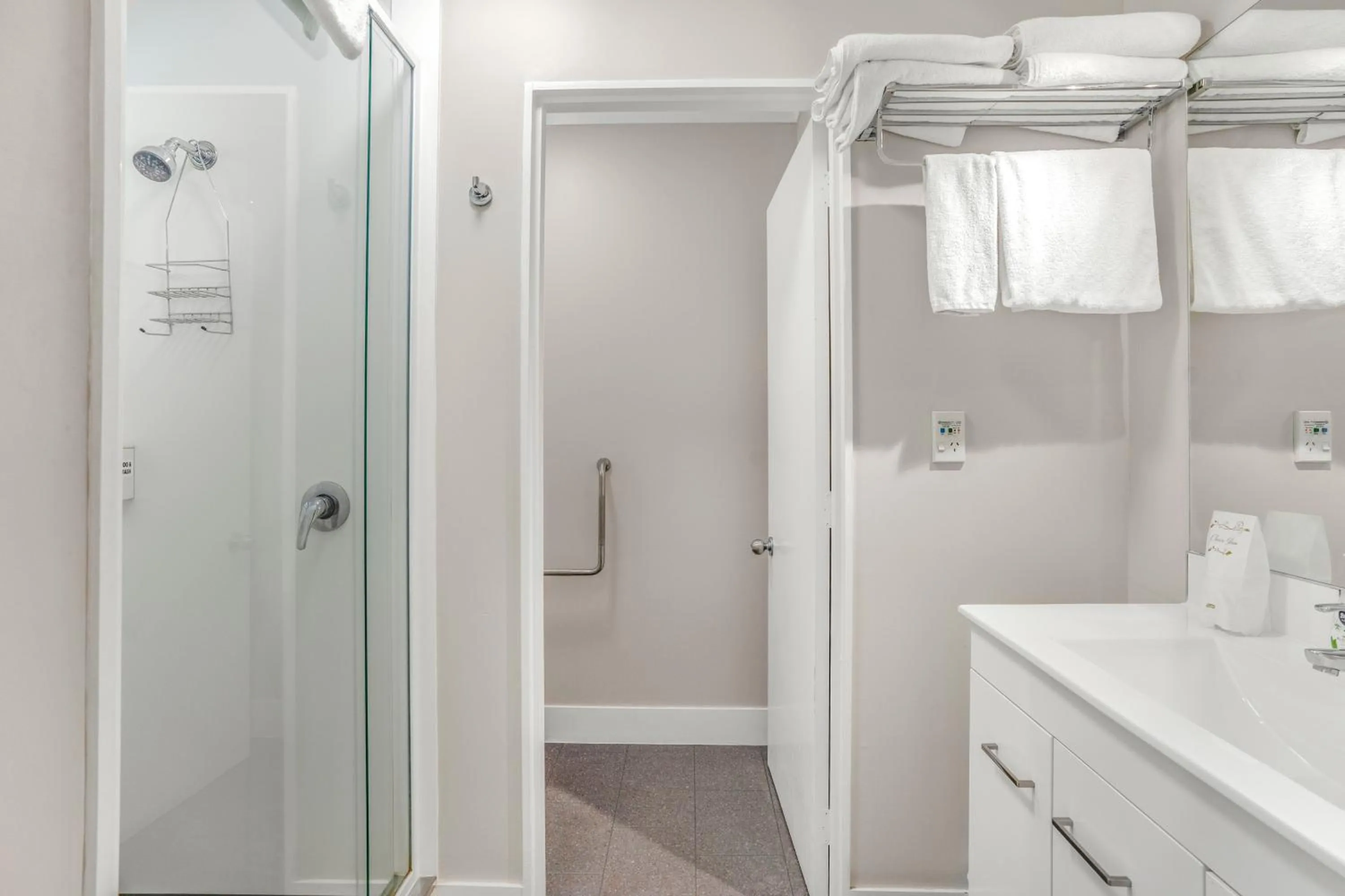 Shower in Capital Lodge Motor Inn