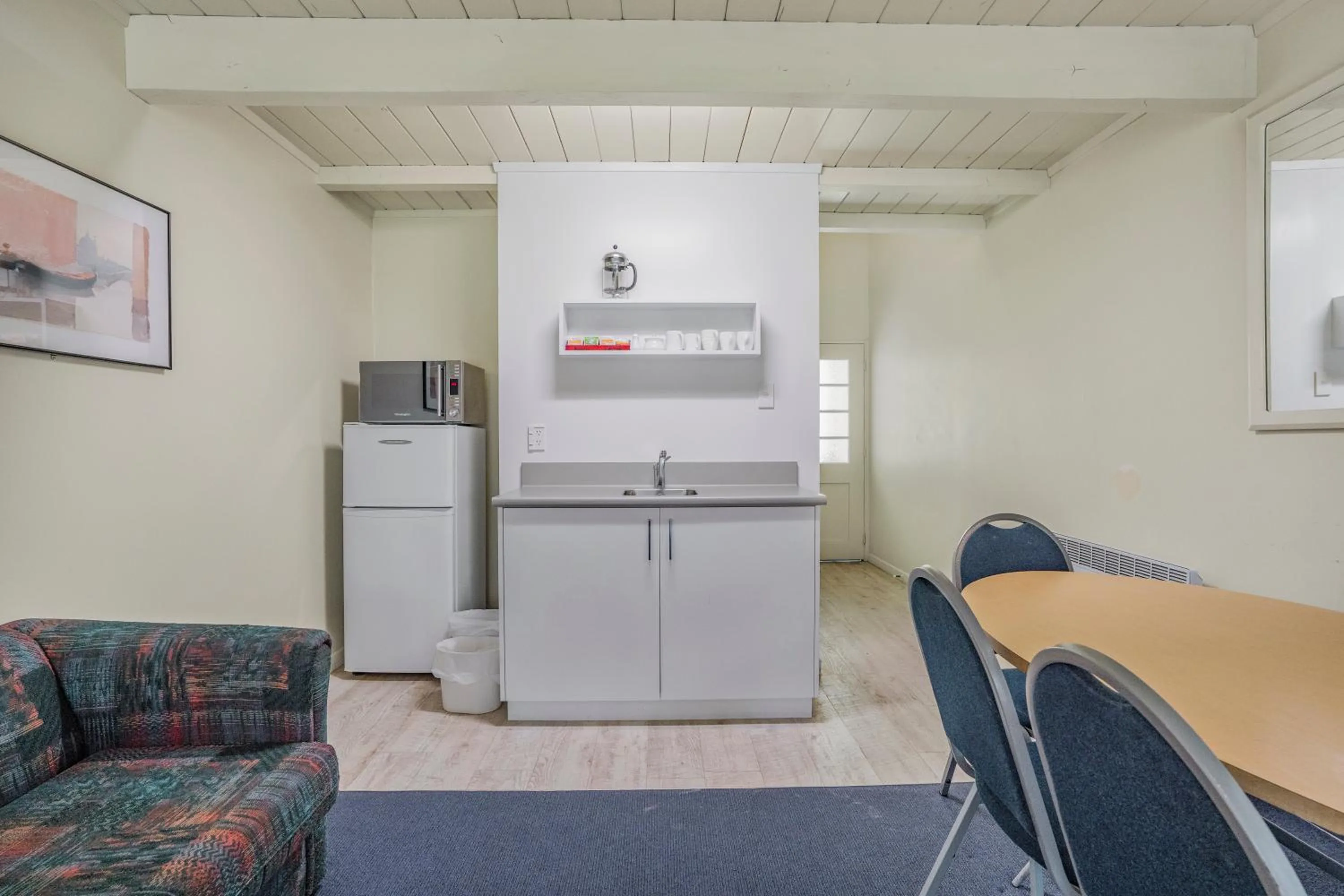 Kitchen or kitchenette in Capital Lodge Motor Inn