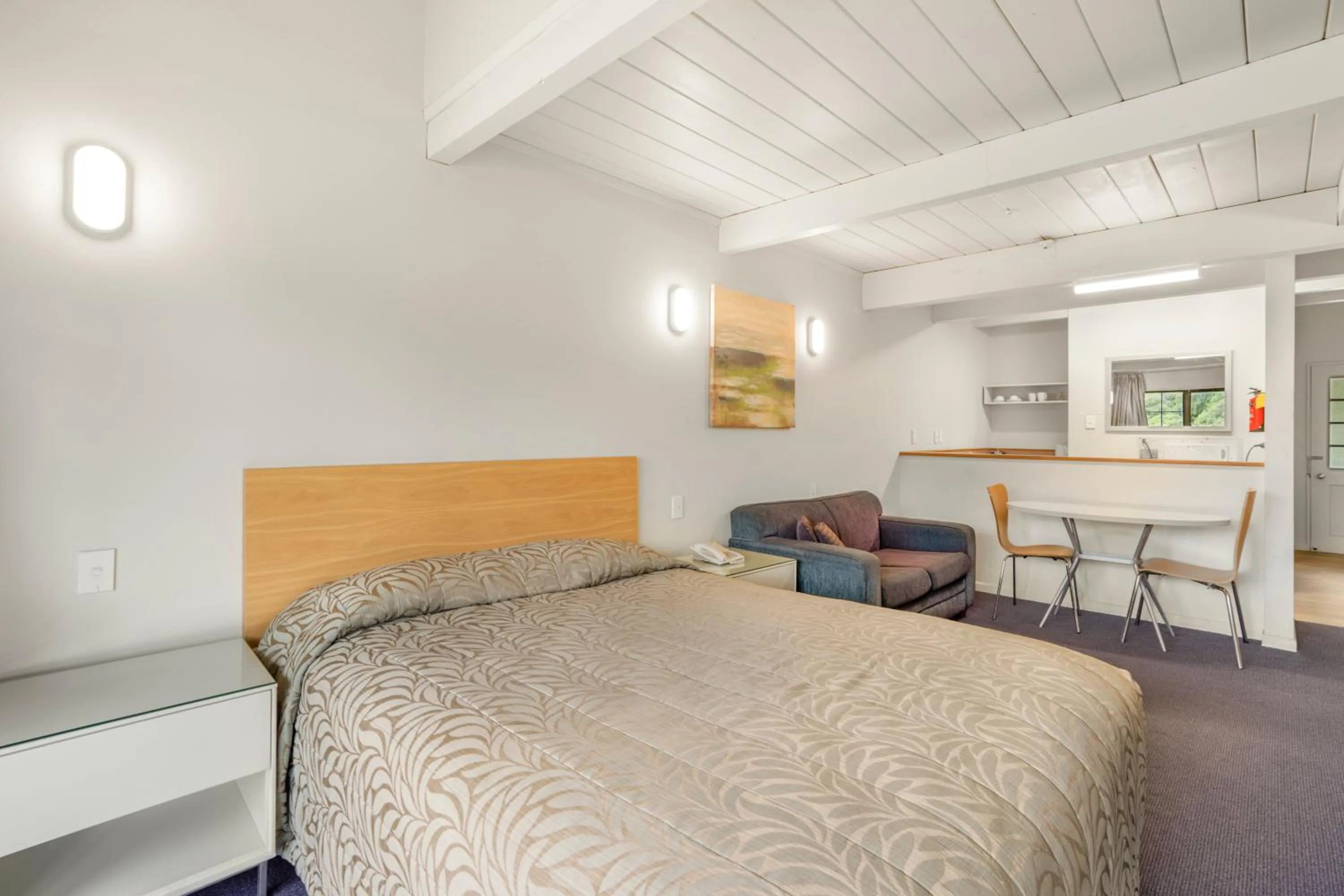 Bed in Capital Lodge Motor Inn