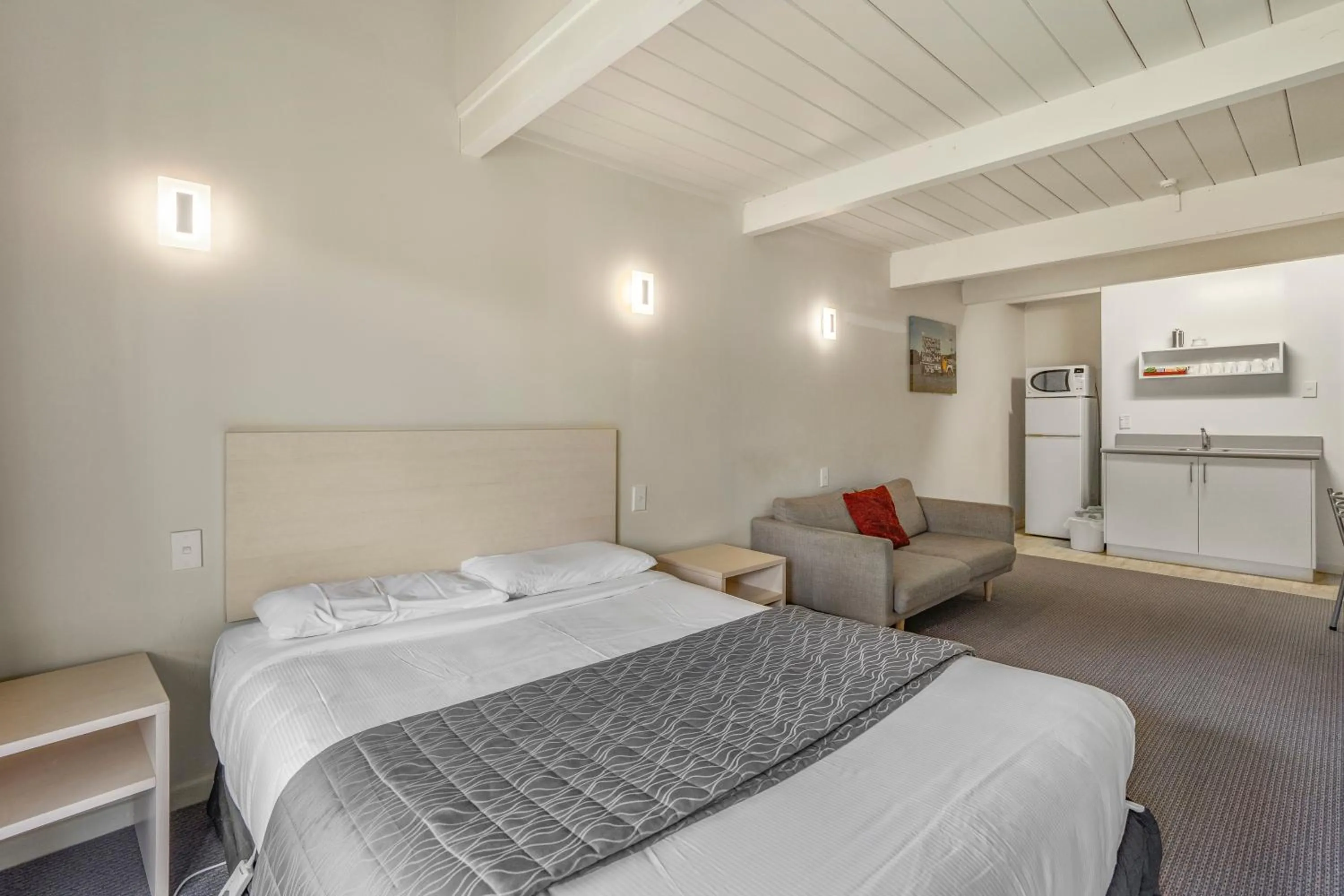 Bed in Capital Lodge Motor Inn