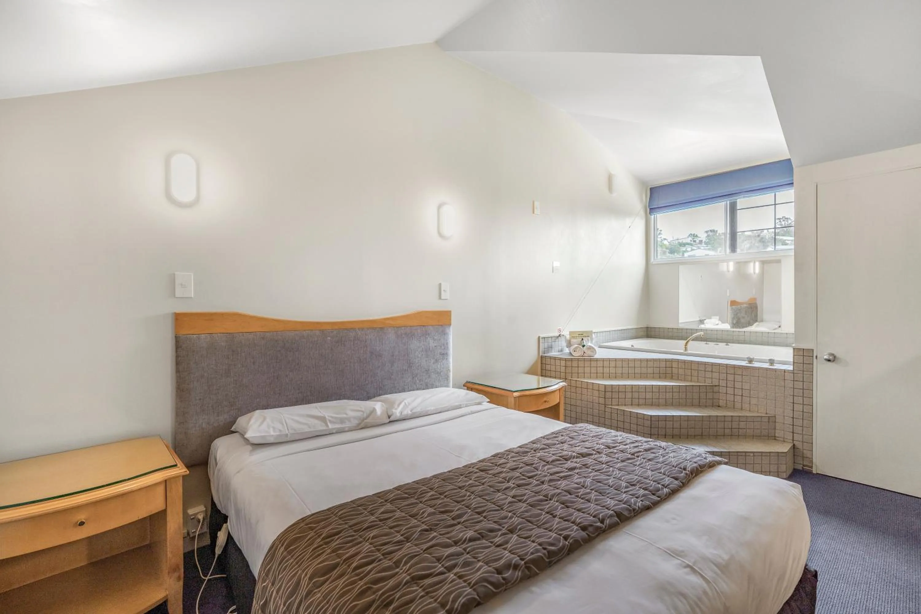 Bed in Capital Lodge Motor Inn