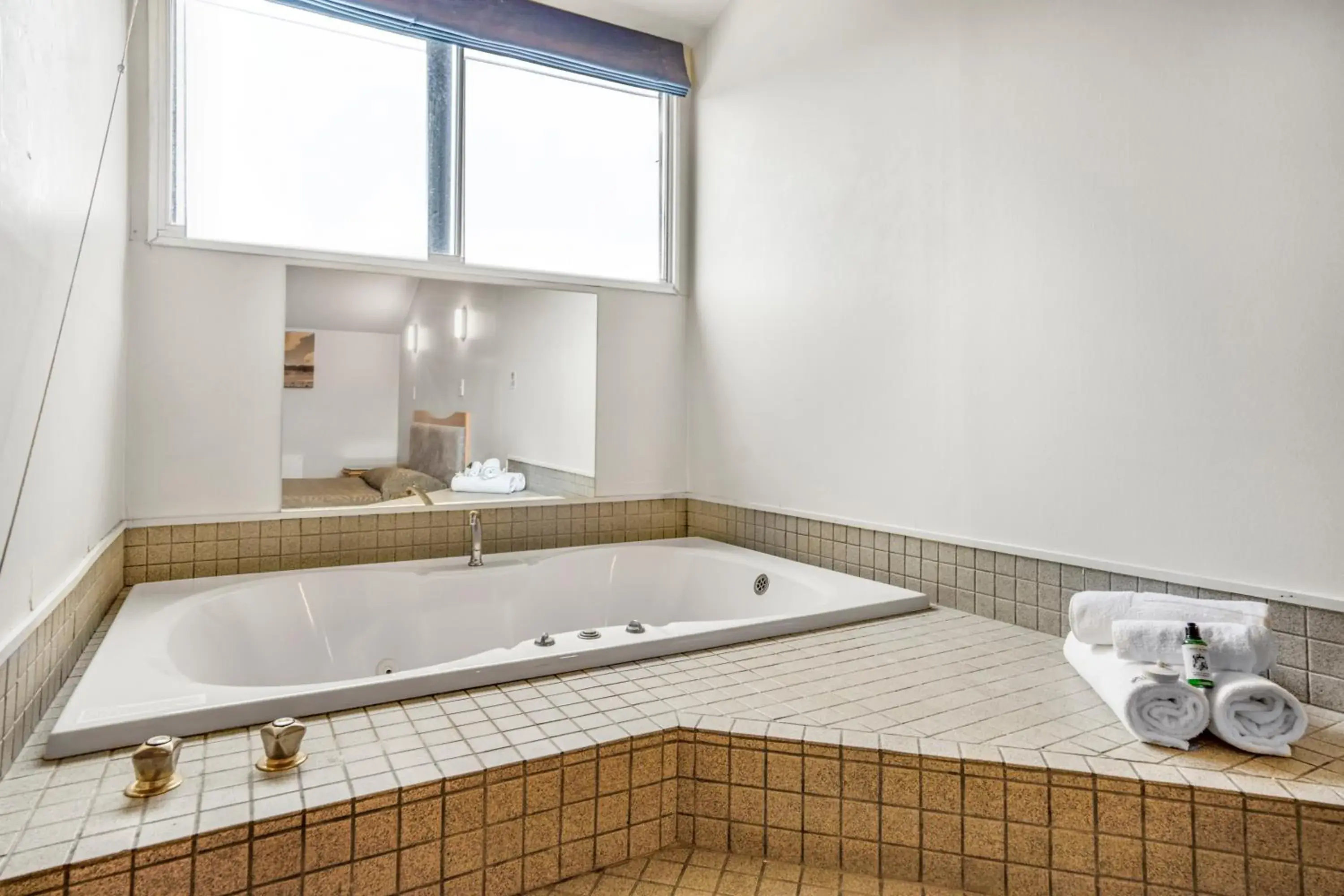 Queen Suite with Spa Bath in Capital Lodge Motor Inn Queen Suite with Spa Bath in Capital Lodge Motor Inn