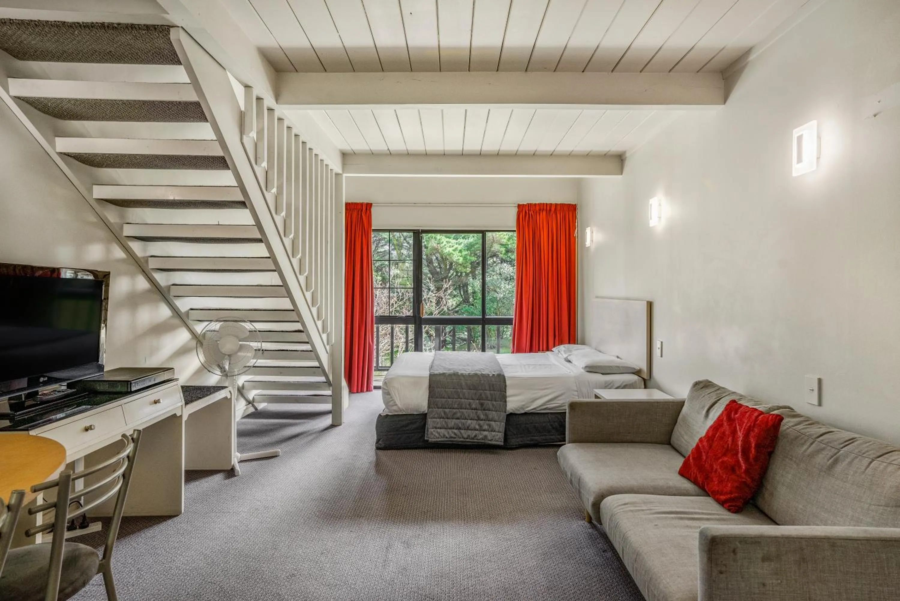 Bed in Capital Lodge Motor Inn