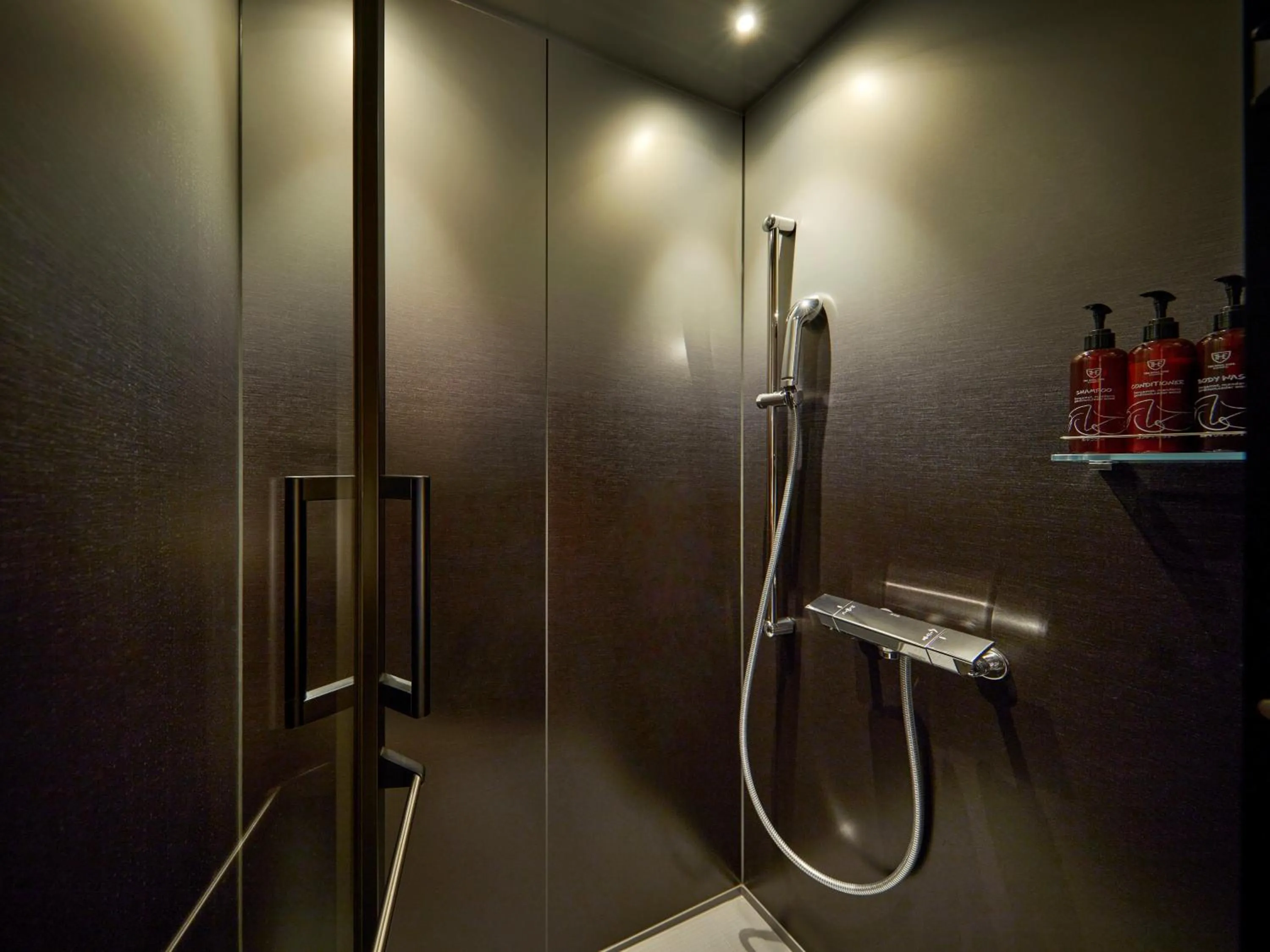 Shower in The Royal Park Canvas Fukuoka Nakasu