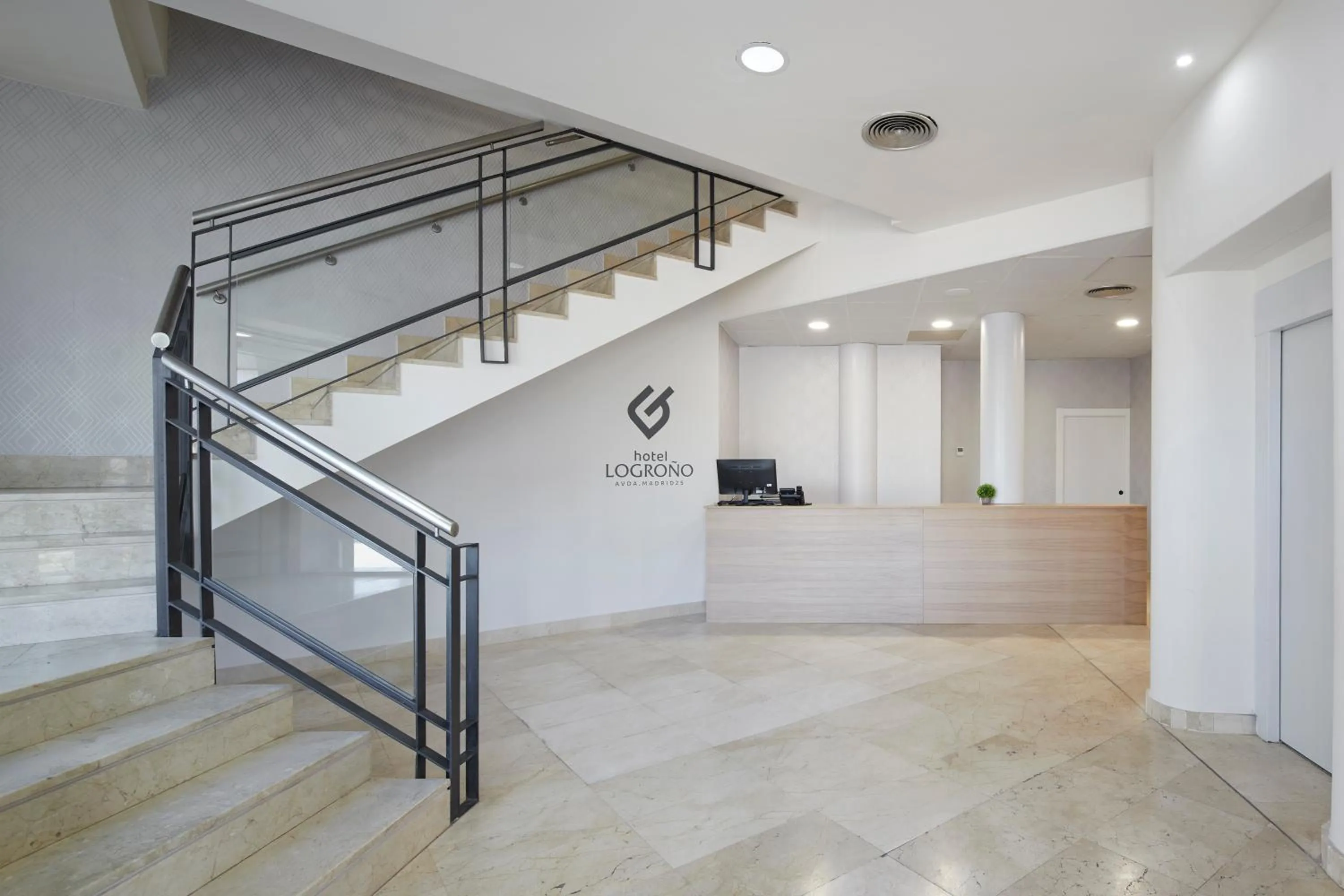 Lobby or reception in Iraipe Logroño Hotel