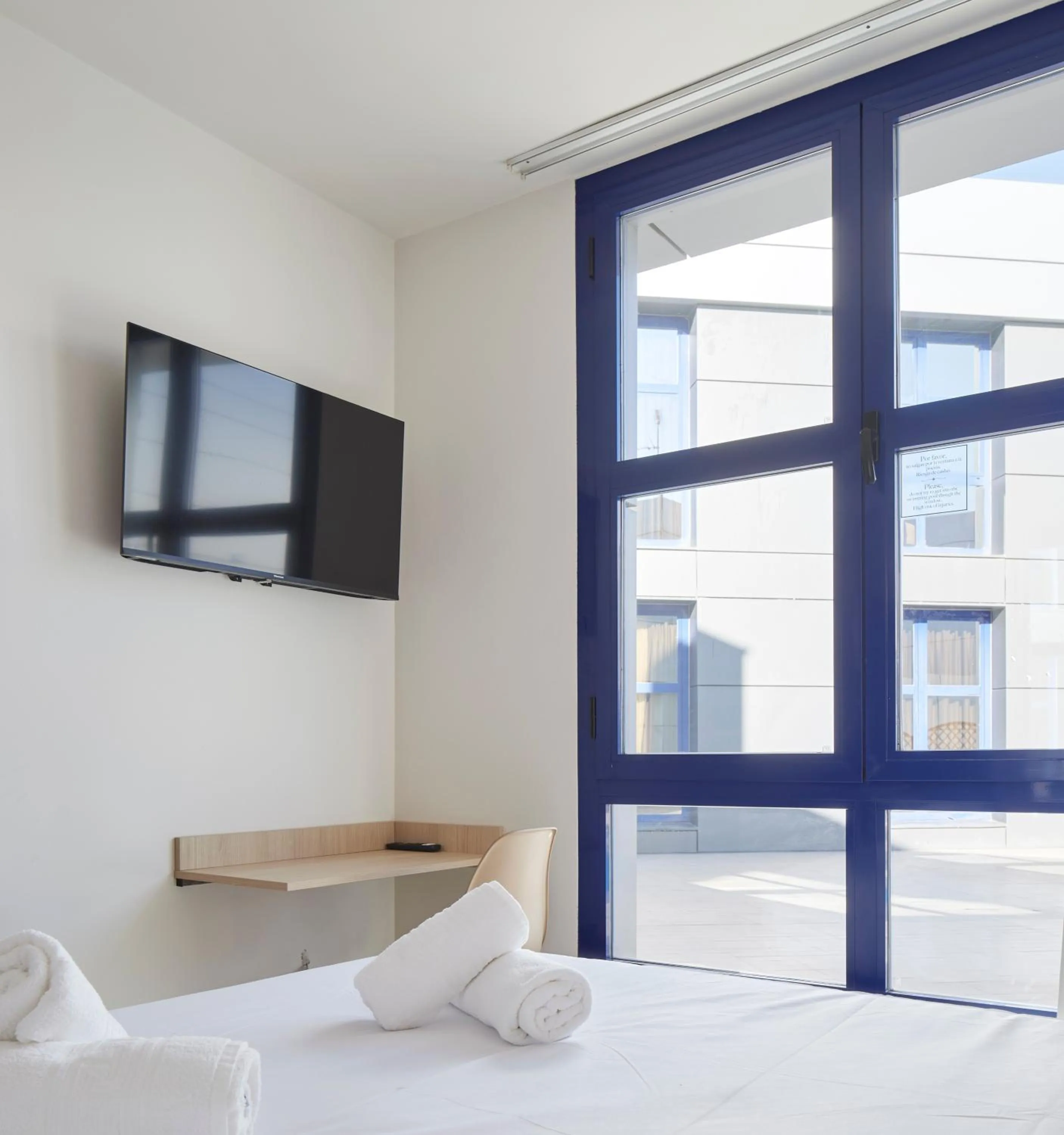 TV and multimedia, Bed in Iraipe Logroño Hotel