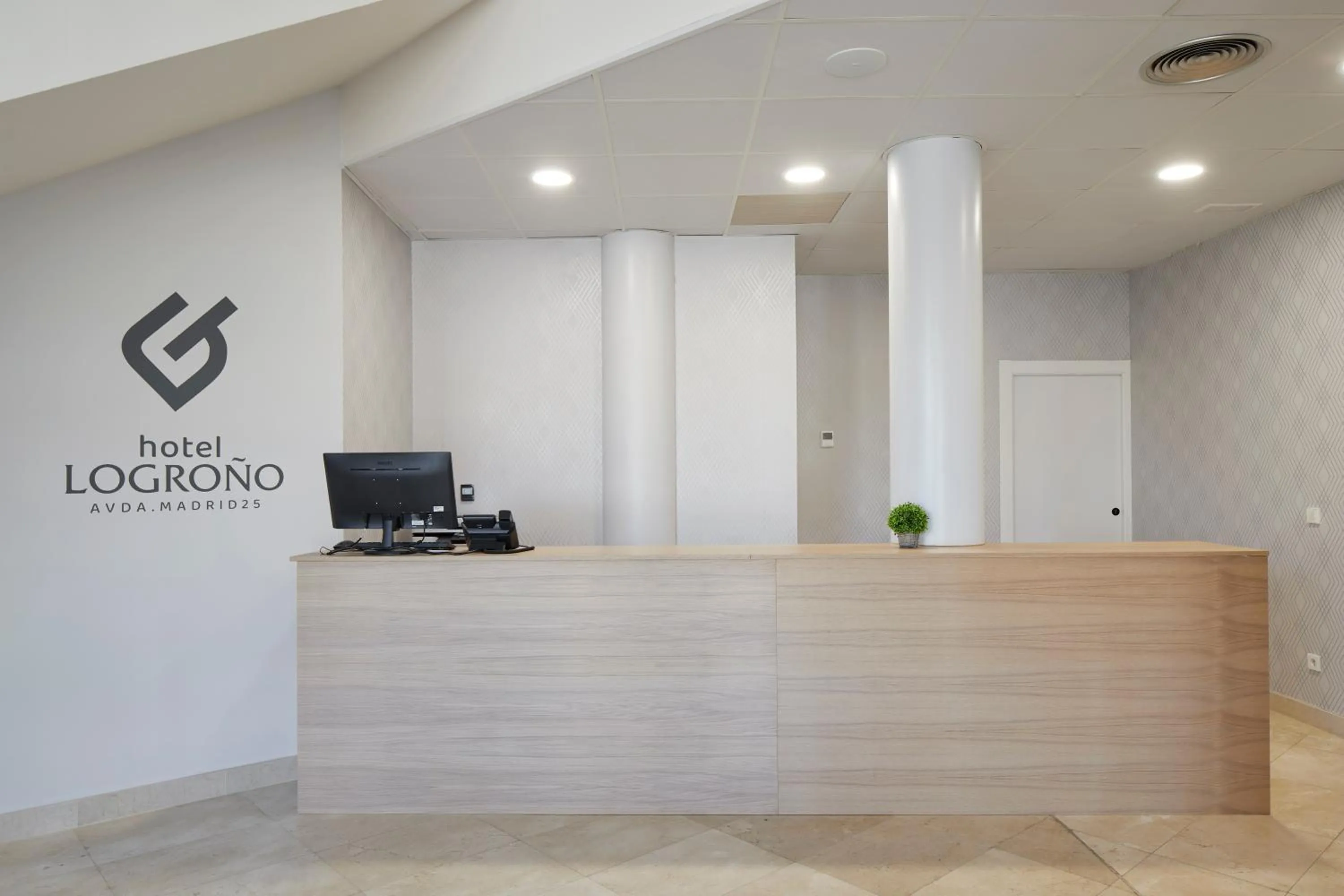 Lobby or reception in Iraipe Logroño Hotel