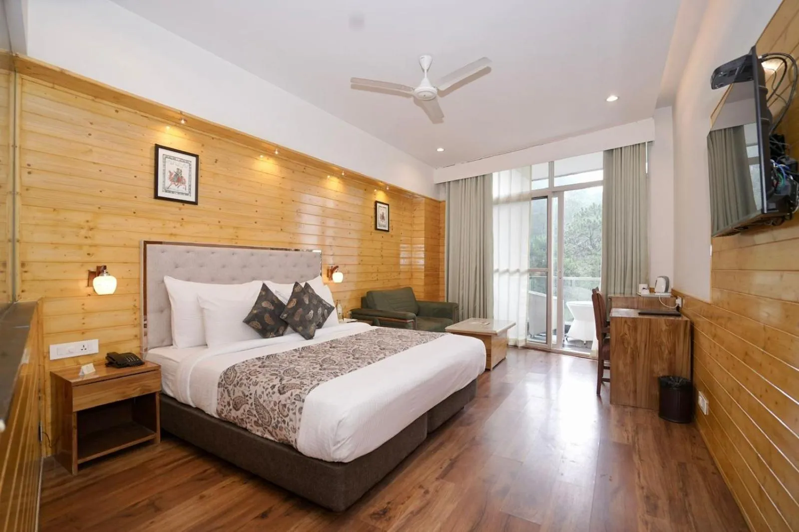 Bed in Wood Creek Resort & Spa Kasauli