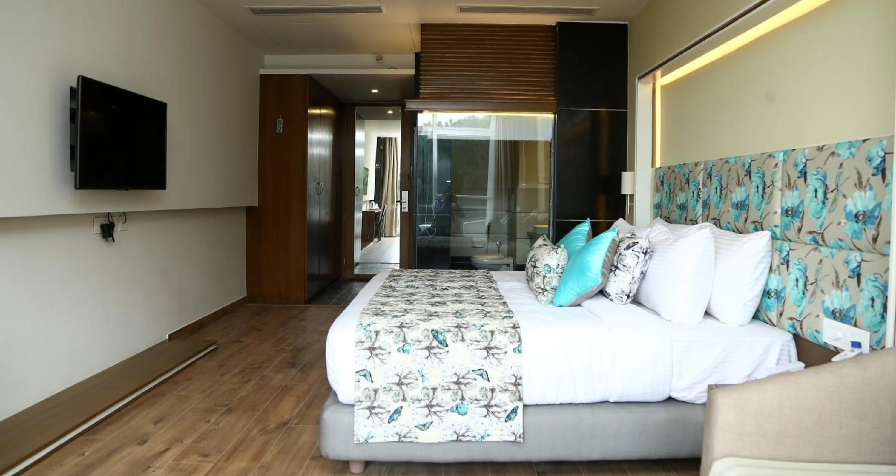 Bedroom, Bed in Wood Creek Resort & Spa Kasauli