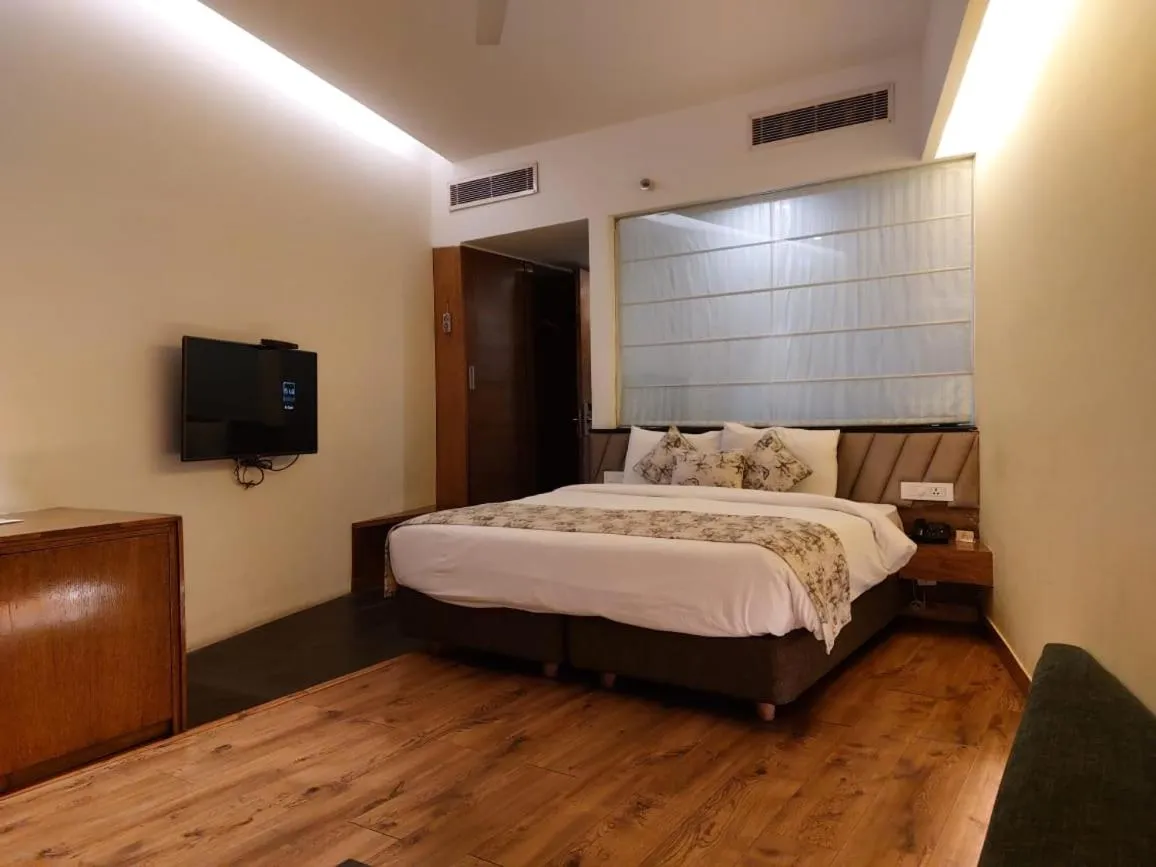Bedroom, Bed in Wood Creek Resort & Spa Kasauli