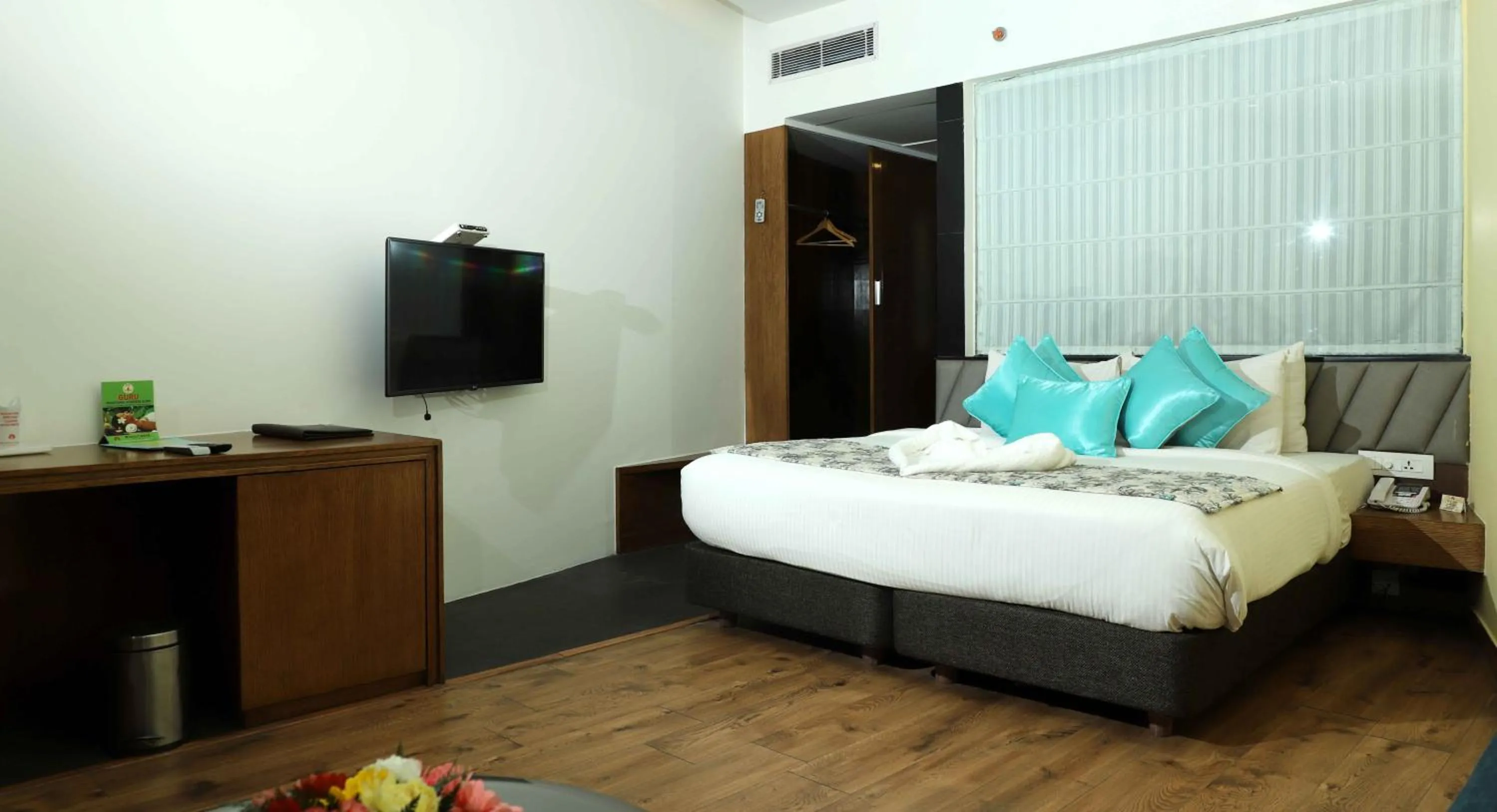 Bedroom, Bed in Wood Creek Resort & Spa Kasauli