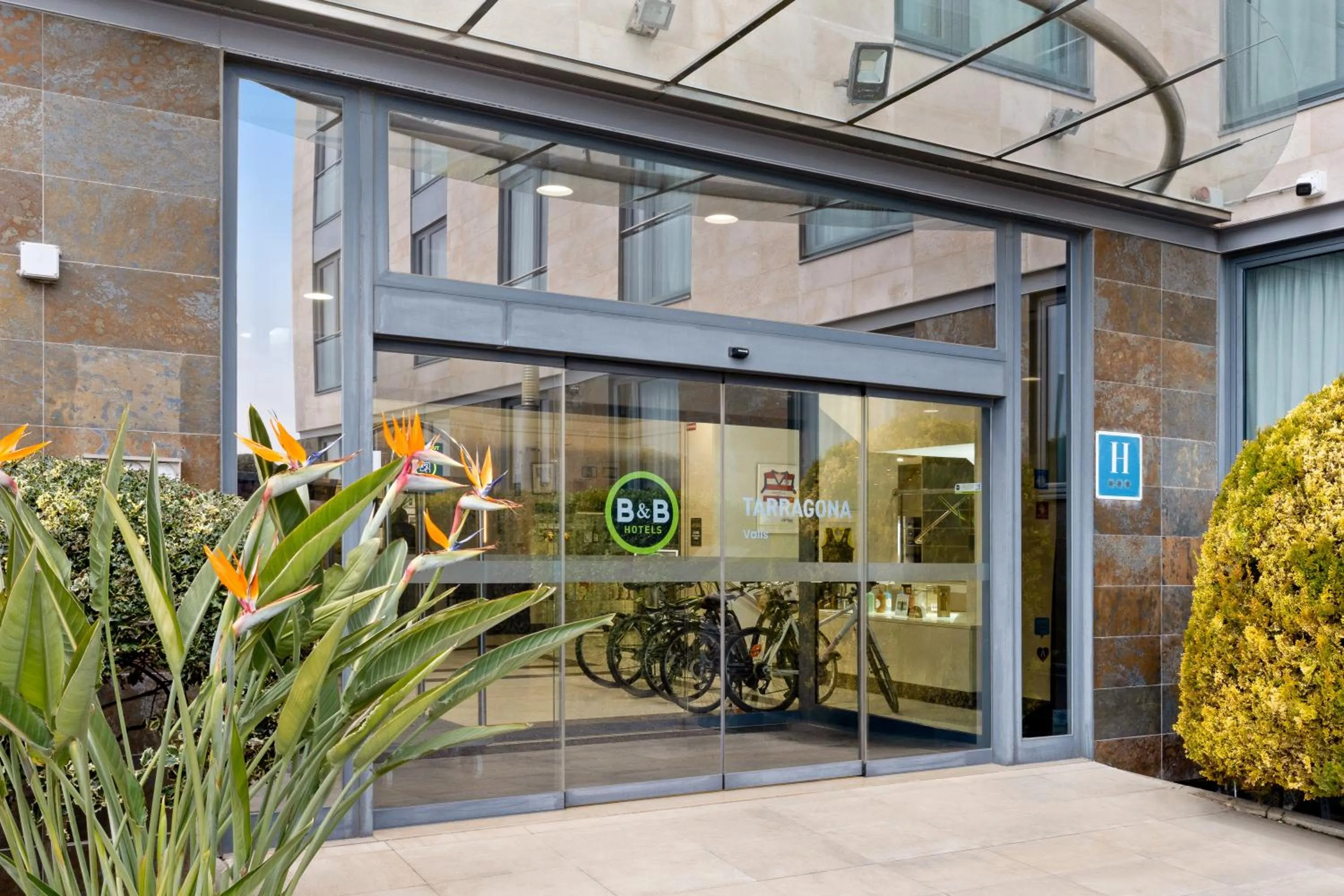 Lobby or reception in B&B HOTEL Tarragona Valls