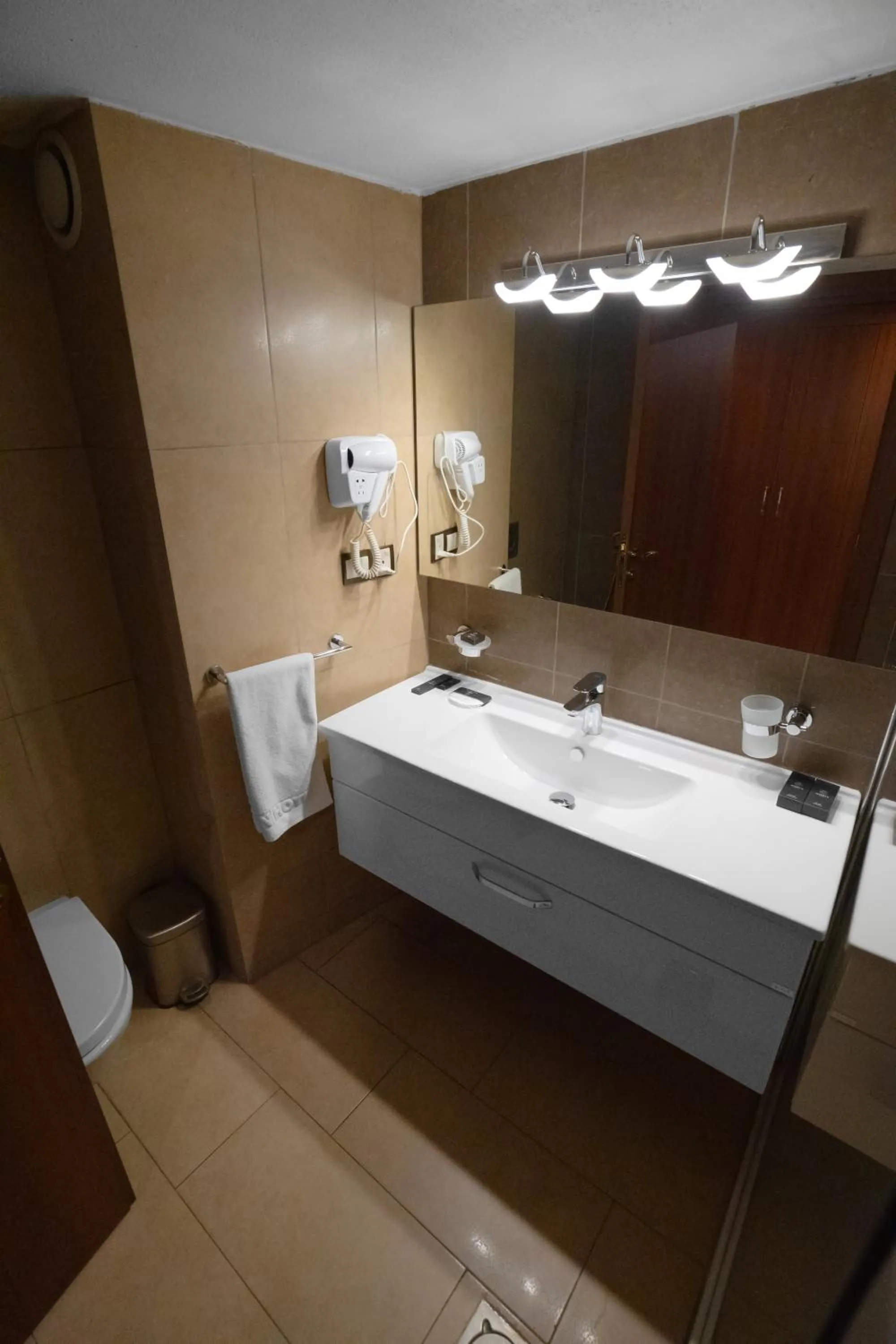 Bathroom, Bed in Shaheen Hotel Baghdad