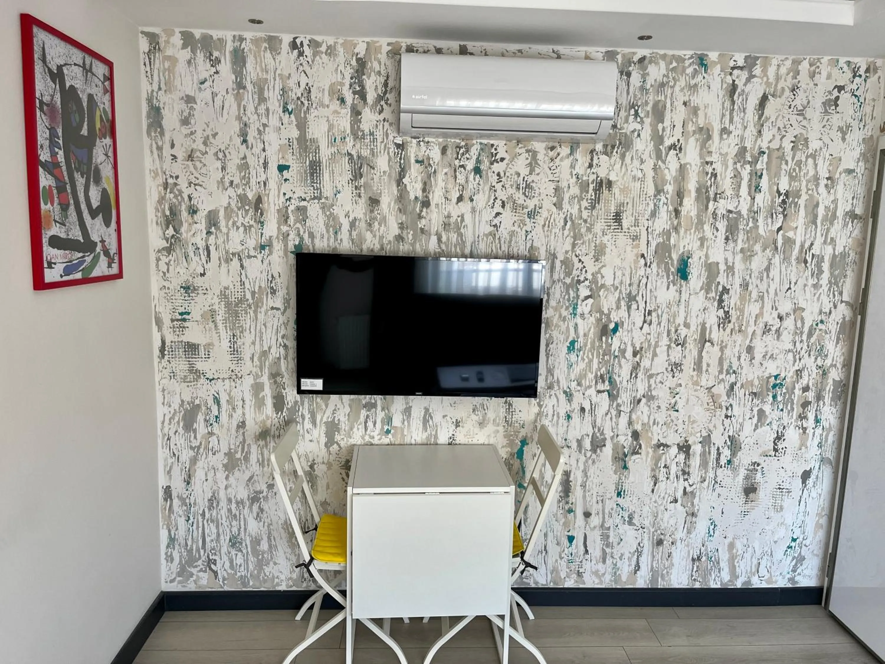 Communal lounge/ TV room in ELUXİO SUİTE HOTEL