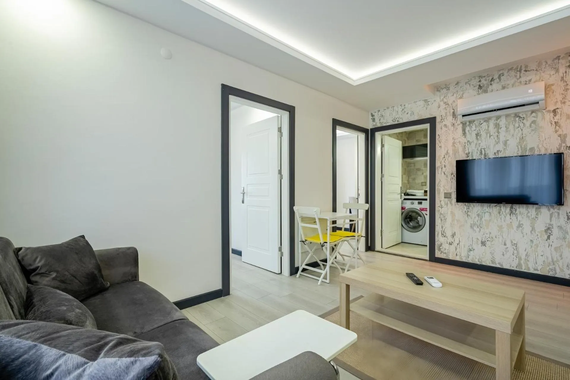Communal lounge/ TV room in ELUXİO SUİTE HOTEL